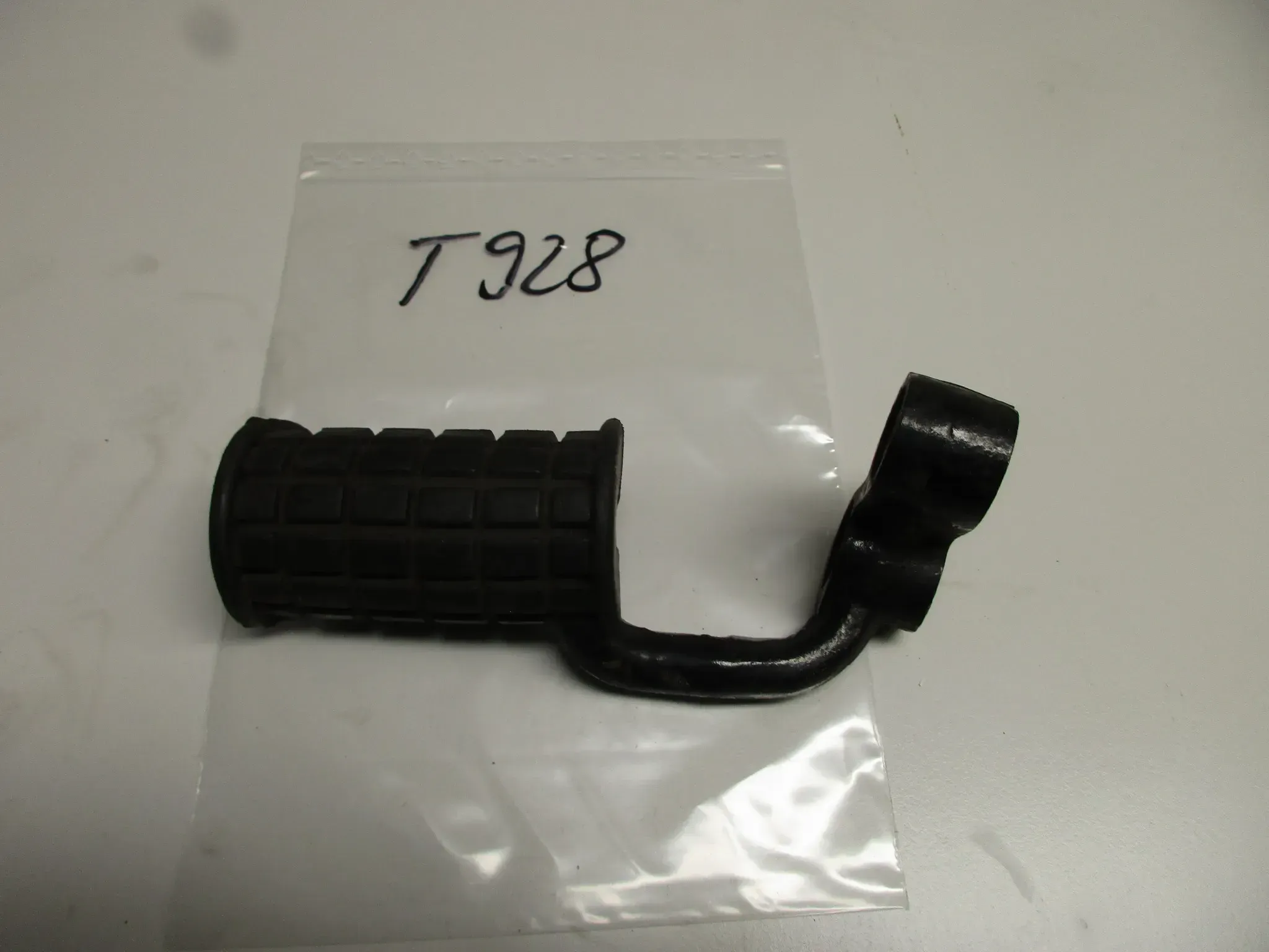 T928 Suzuki GS 550 E_D Fussraste vorne links Fahrrerraste left - Bild 1