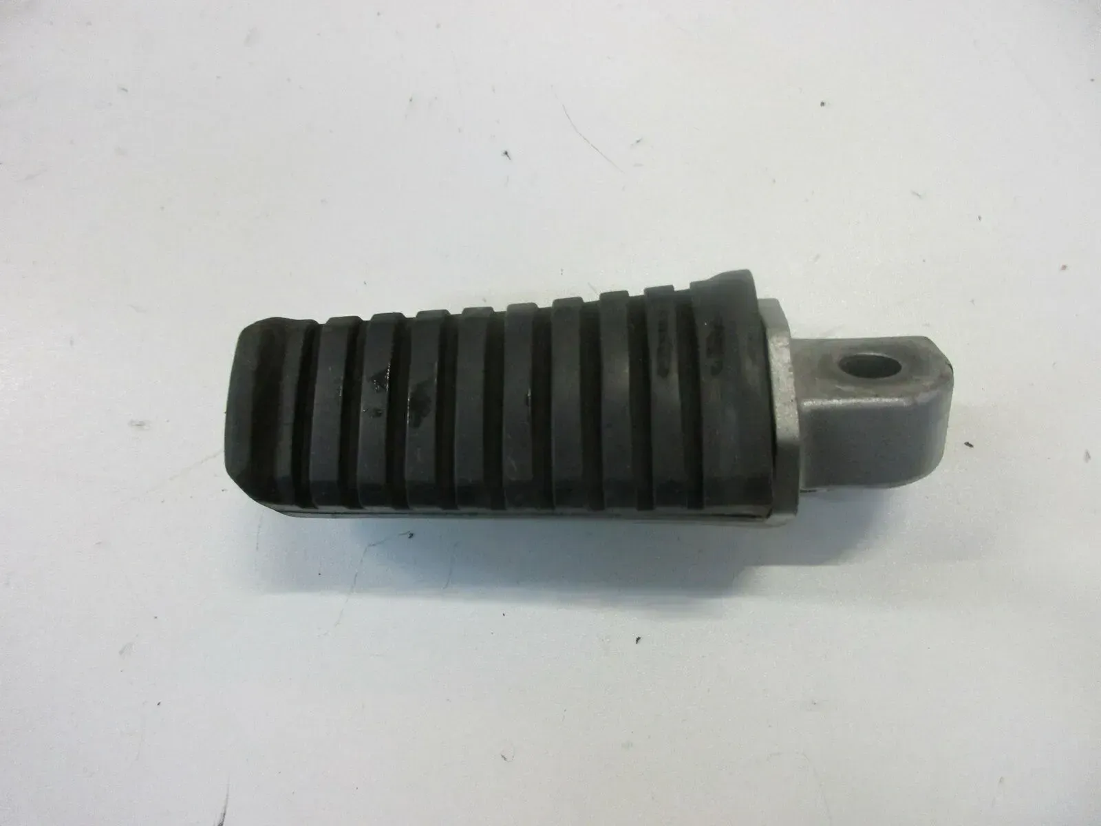 O. Kawasaki GPZ 600 R ZX600A Fußraste hinten links Fussraste Soziusraste - Bild 1