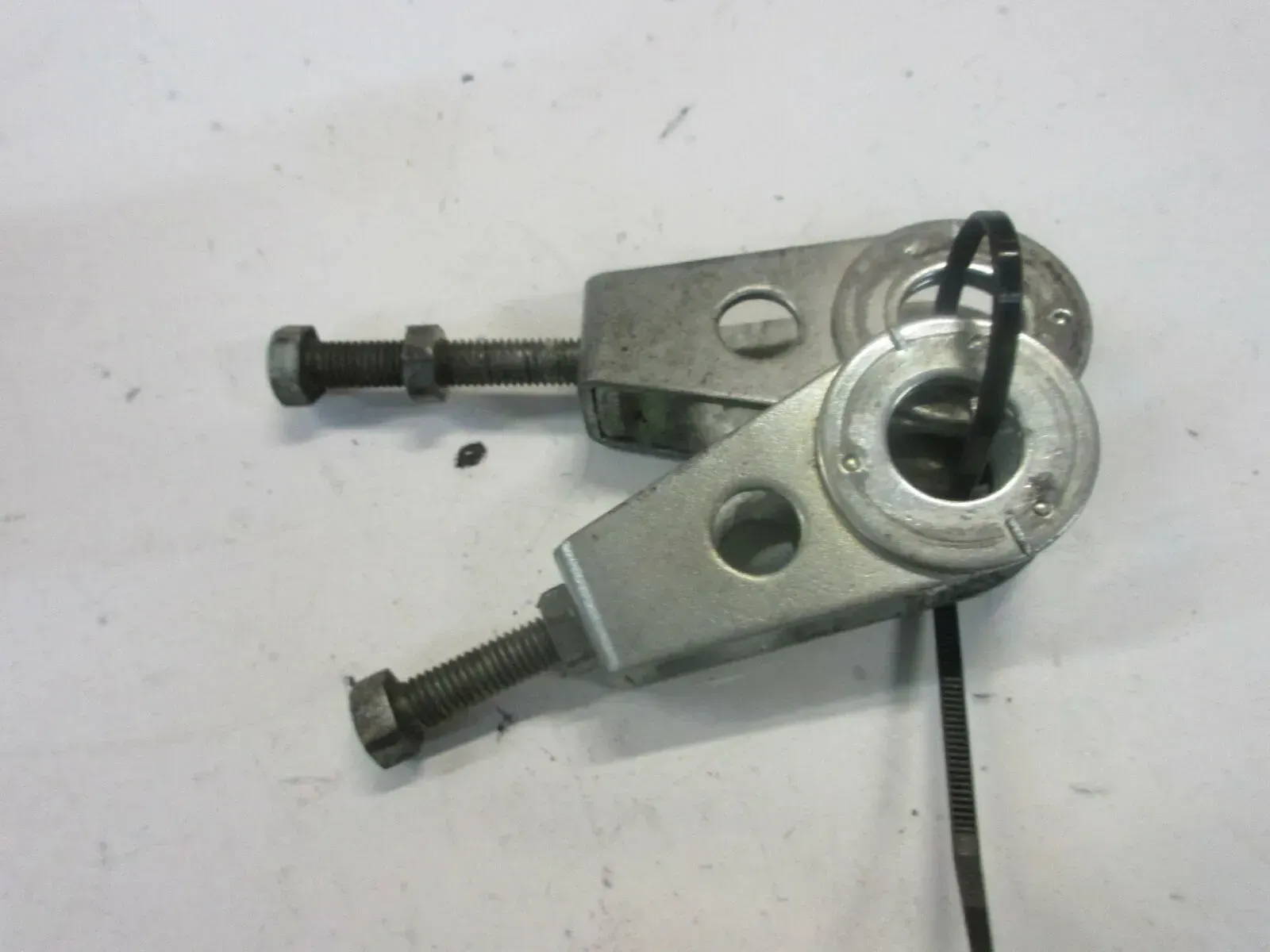 O1. Kawasaki GPZ 600 R ZX600A Kettenspanner rechts links Kette Antrieb Spanner - Bild 1