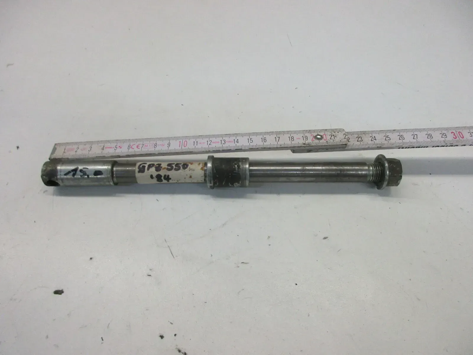 O1. Kawasaki GPZ 550 UT ZX 550 A Steckachse vorne Achse 15 mm Vorderrad Felge - Bild 1