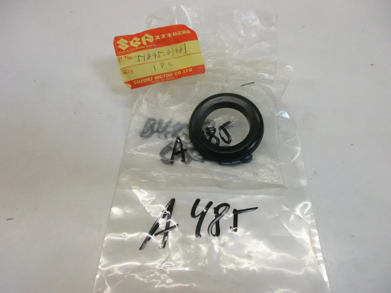 A485. Suzuki GS 550  GS 750 GT 750 Dichtung Gummi Hauptscheinwerfer 51845-31031 - Bild 1