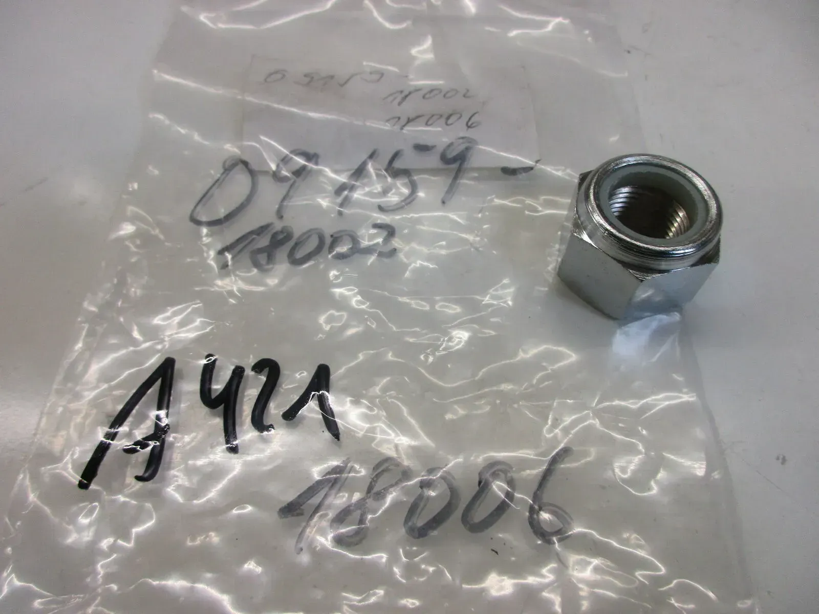 A421. Suzuki GS 1000 S Mutter M16 Schraube Steckachse hinten Felge 09159-18006 - Bild 1