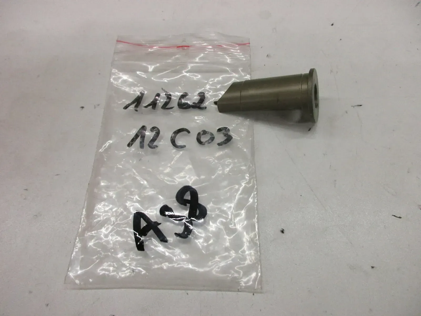 A38. Suzuki RGV 250 Ventil links Motor Abgasventil exhaust plug 11262-12C03 - Bild 1