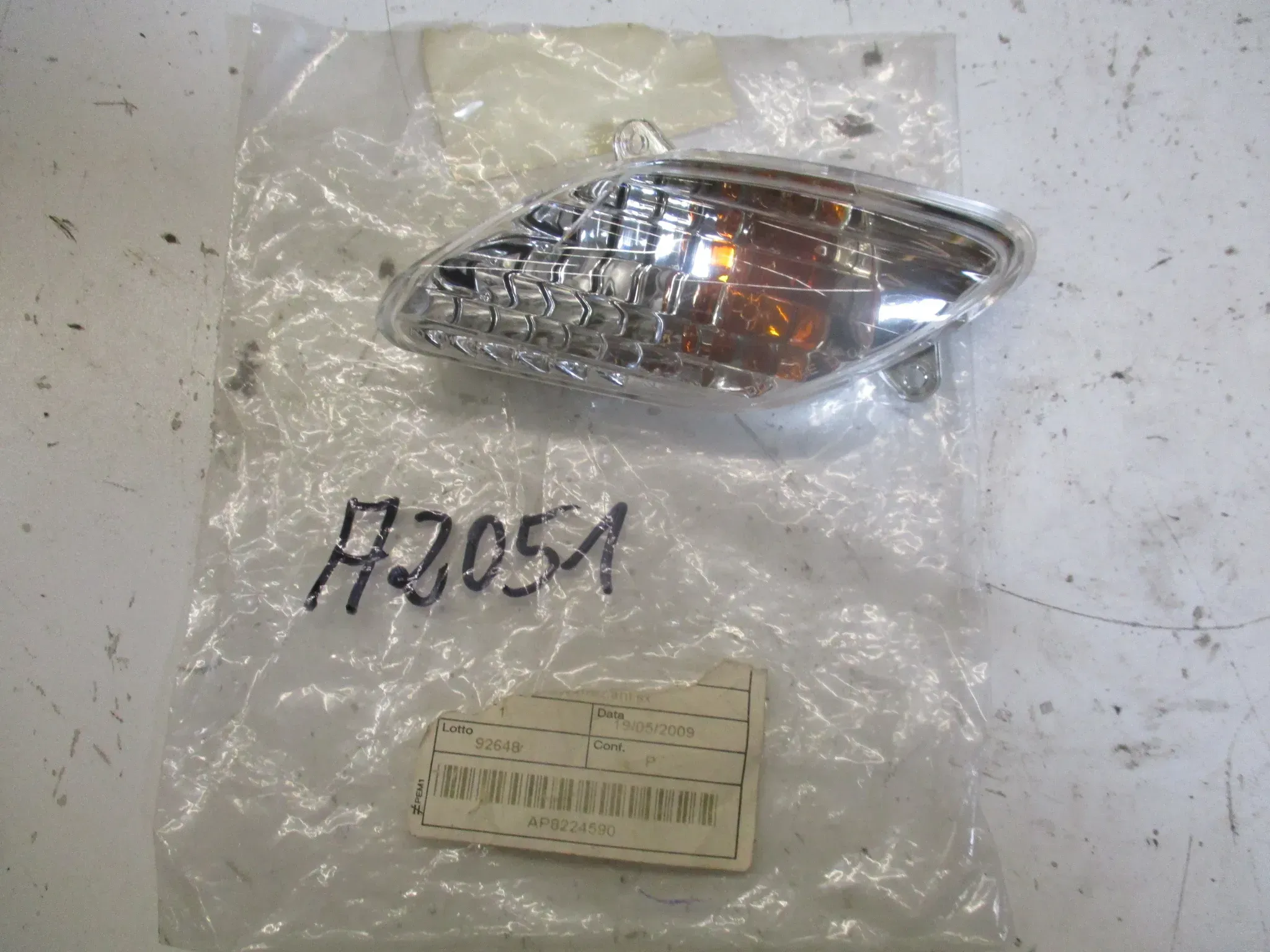 A2051 Aprilia SR 50 R Factory Blinker vorne links 8224590 flasher - Bild 1