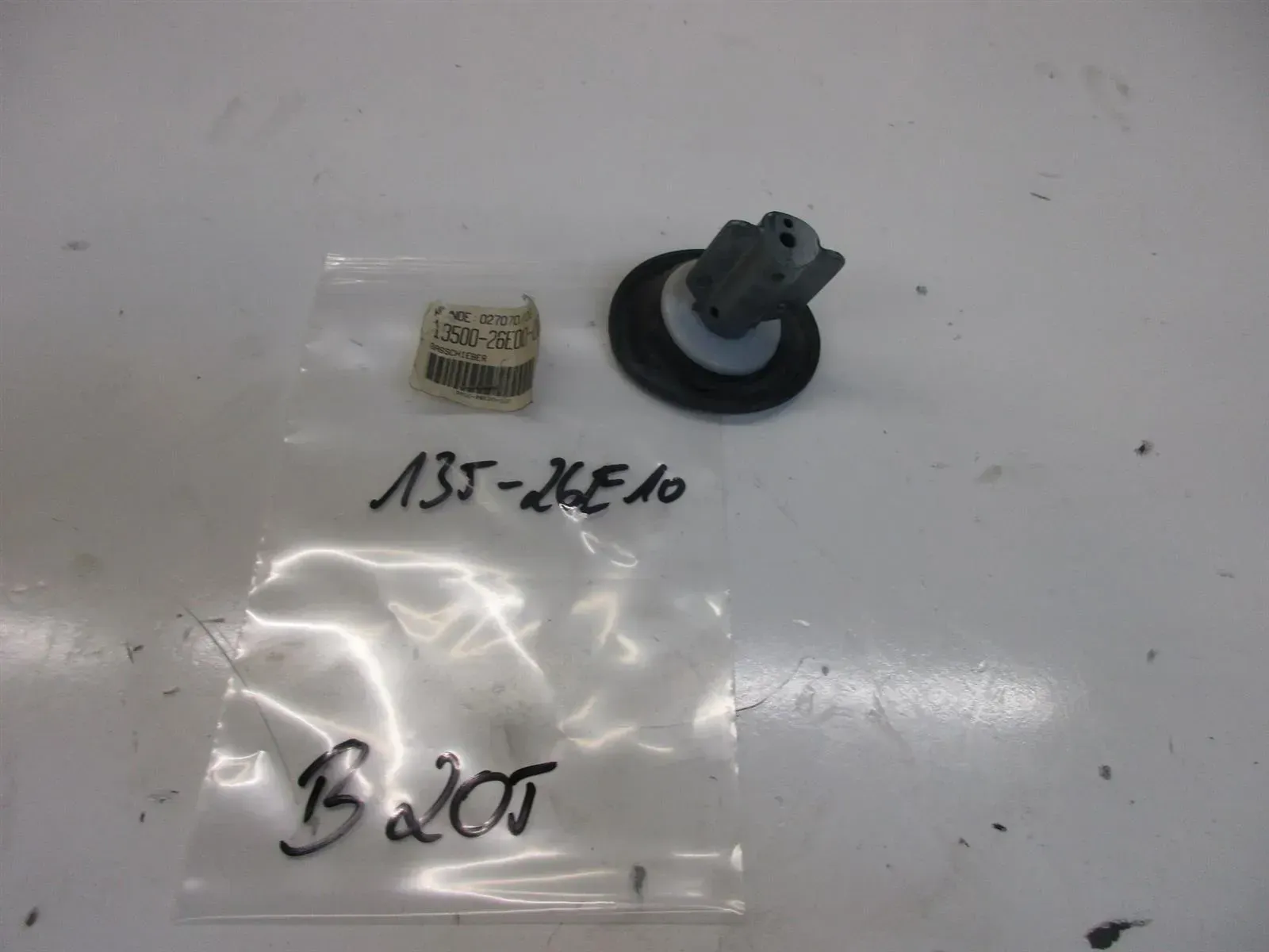 B205. Suzuki GSF 600 S Gasschieber Membrane Vergaser carburetor 13500-26E00 - Bild 1
