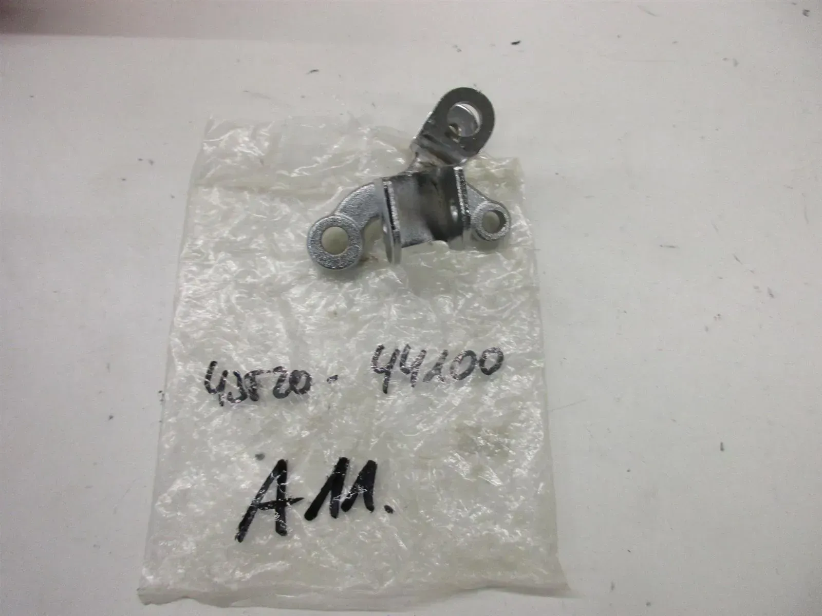 A11. Suzuki GSX 400 GS 450 Fußrastenhalter vorne links Fußraste 43520-44100 - Bild 1