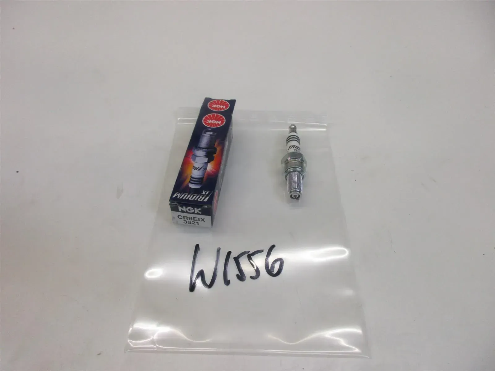 W1556. Suzuki GSX-R 600 TL 1000 SV 650 Zündkerze NGK CR9EIX3521 Motor - Bild 1