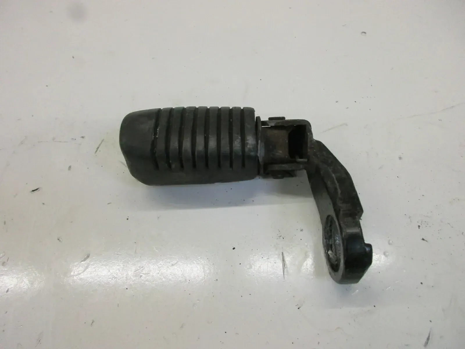 1. Kawasaki KLR 250 D KL Fußraste vorne links Fußrastenhalter Fussraste footrest - Bild 1