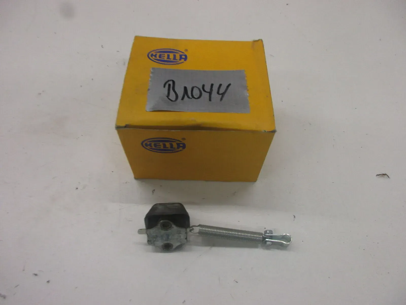 B1044 Hella Bremslichtschalter Schalter Bremslicht IVECO Volvo 6DD001551-011 - Bild 1