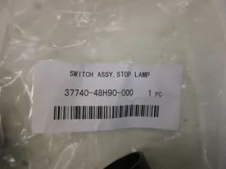 E484. Suzuki GW 250 Inazuma Bremslichtschalter Stoplichtschalter 37740-48H90 hinten Schalter - Bild 5
