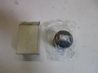 E543. Suzuki GS 550 E_D_L Kolben 12111-47311-050 Übergröße 0,50 Original piston - Bild 1