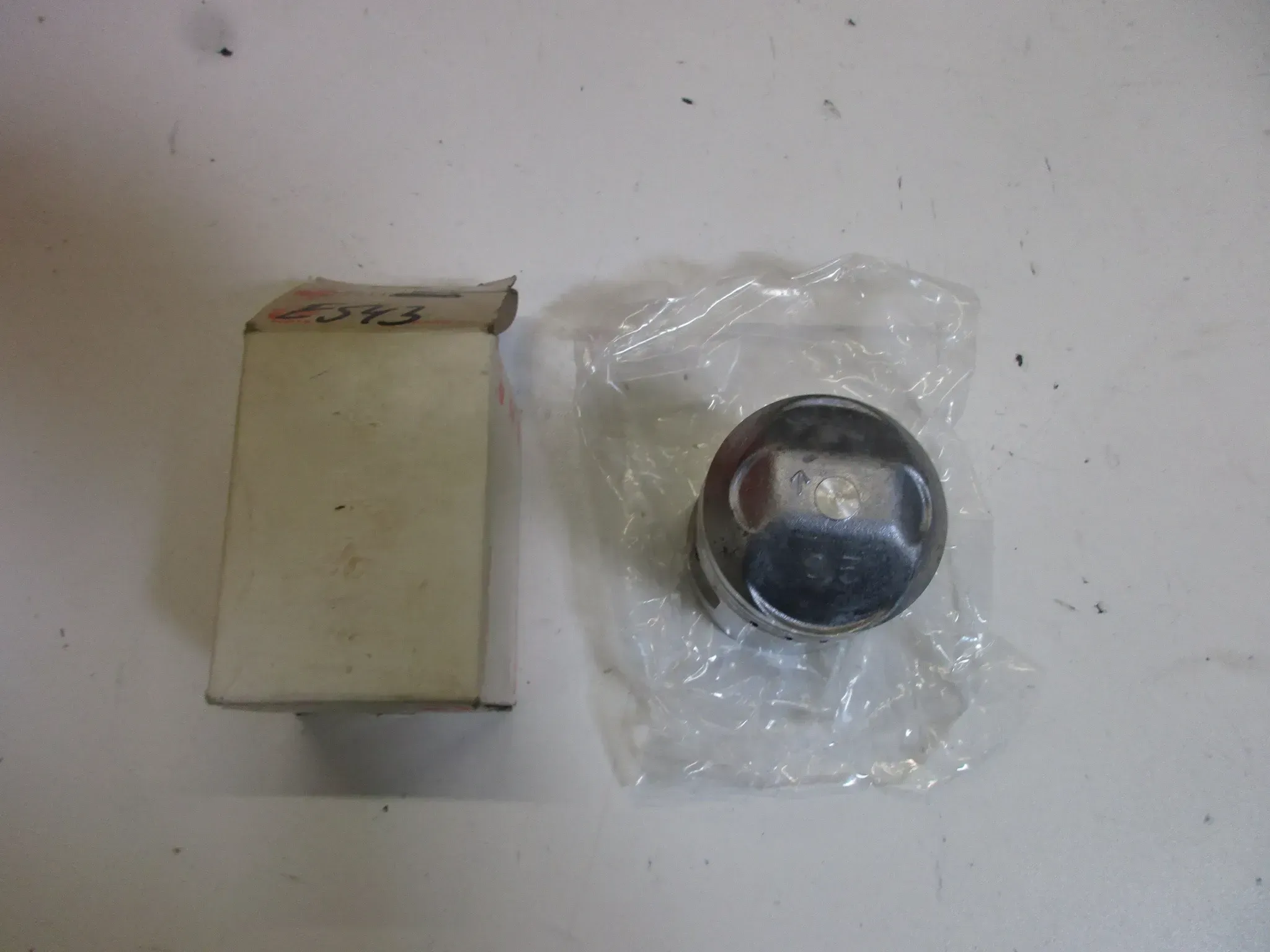 E543. Suzuki GS 550 E_D_L Kolben 12111-47311-050 Übergröße 0,50 Original piston - Bild 1