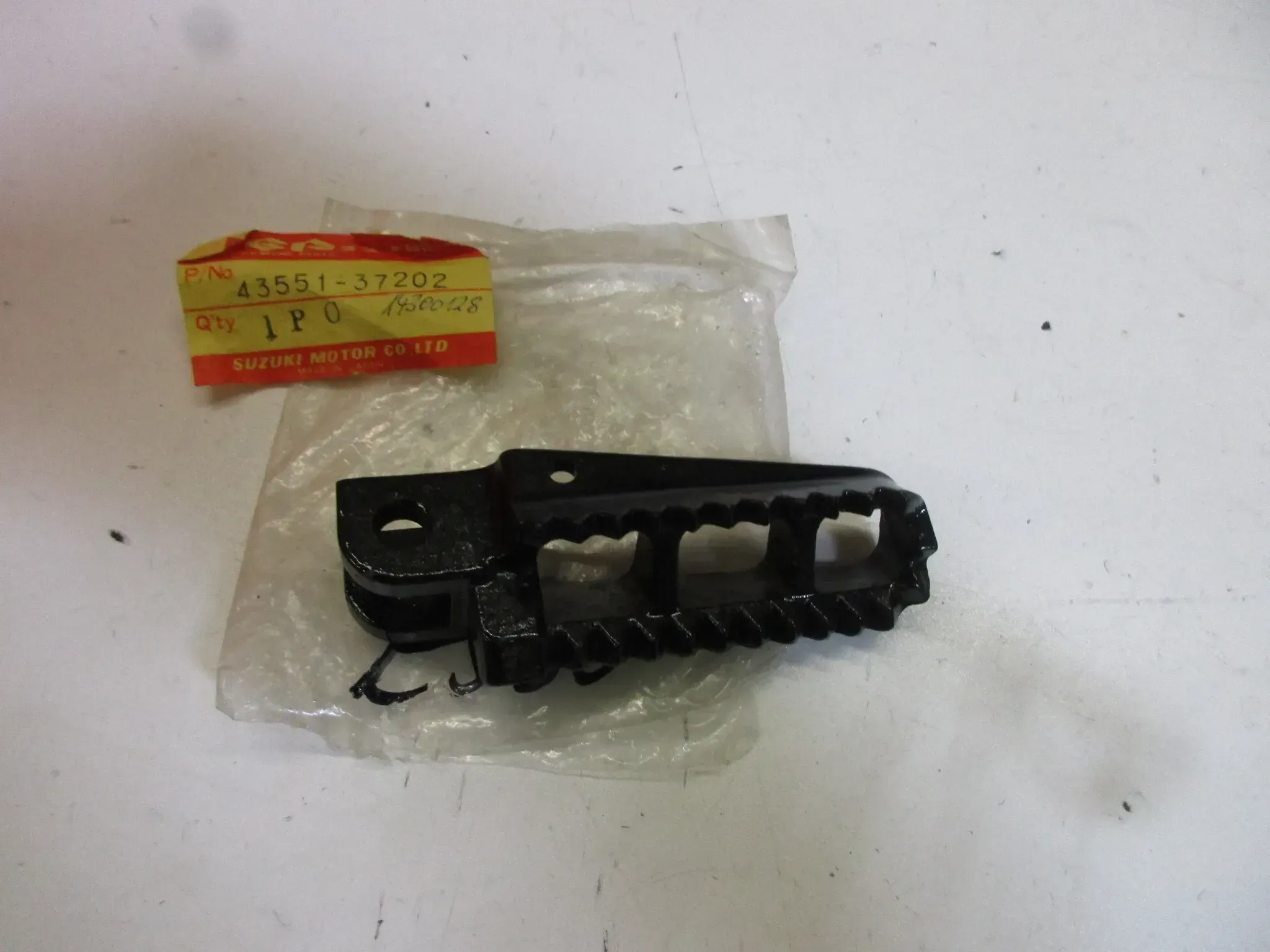 E590. Suzuki DR 100_250 Fußraste vorne rechts 43551-37202 Fussraste footrest - Bild 1