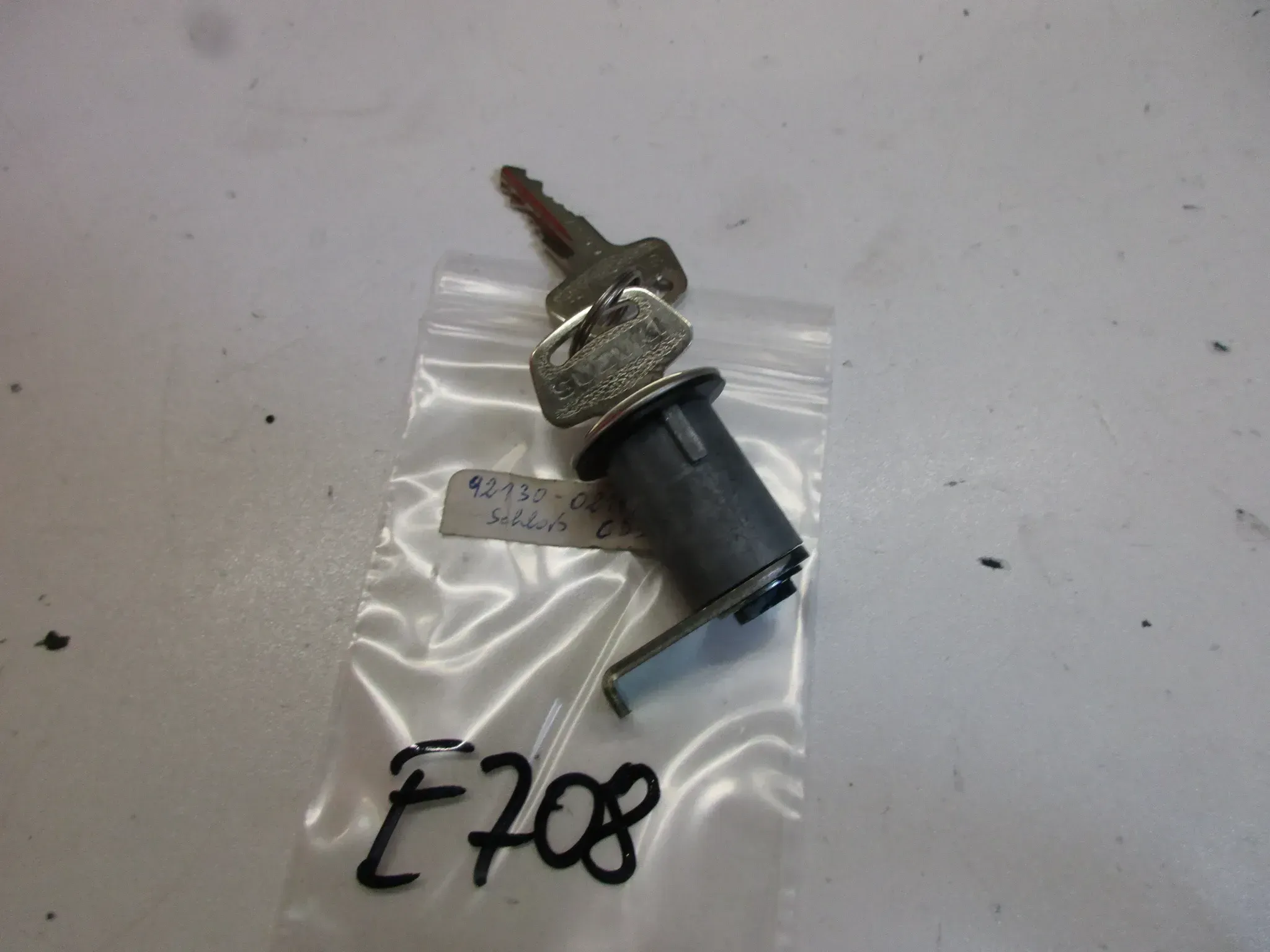 E708. Suzuki CS 50 CS 80 Schloss vorne 92130-02110 Frontkasten Schlüssel Staufach - Bild 1