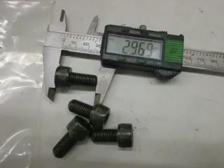 A123. Suzuki VL 1500 Schraube für Bremssattel hinten Bremse bolt 07130-10203 - Bild 3