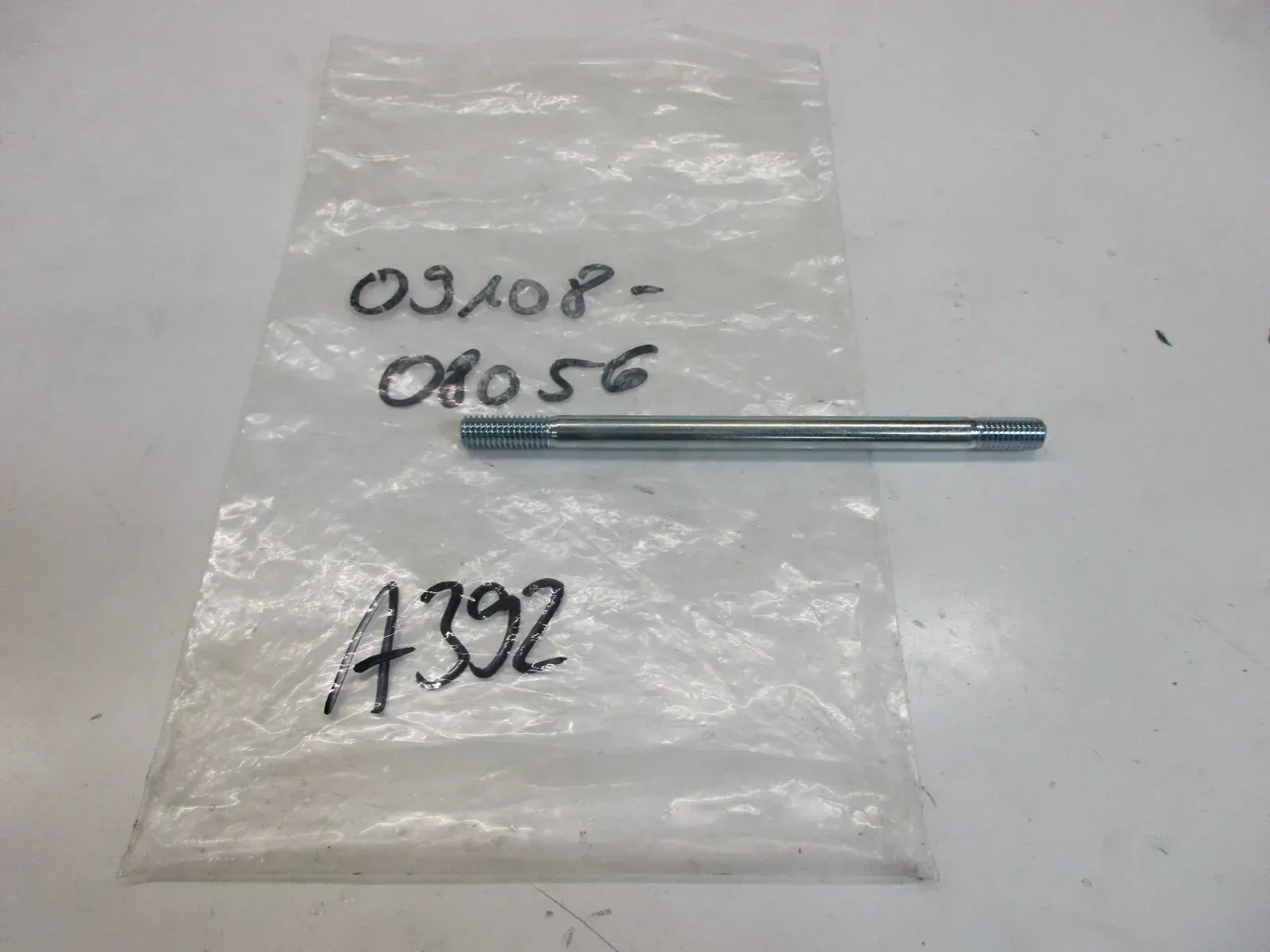 A392. Suzuki GT 250 Stehbolzen Schraube Motor M8 x 120 Zylinder 09108-08056 - Bild 1