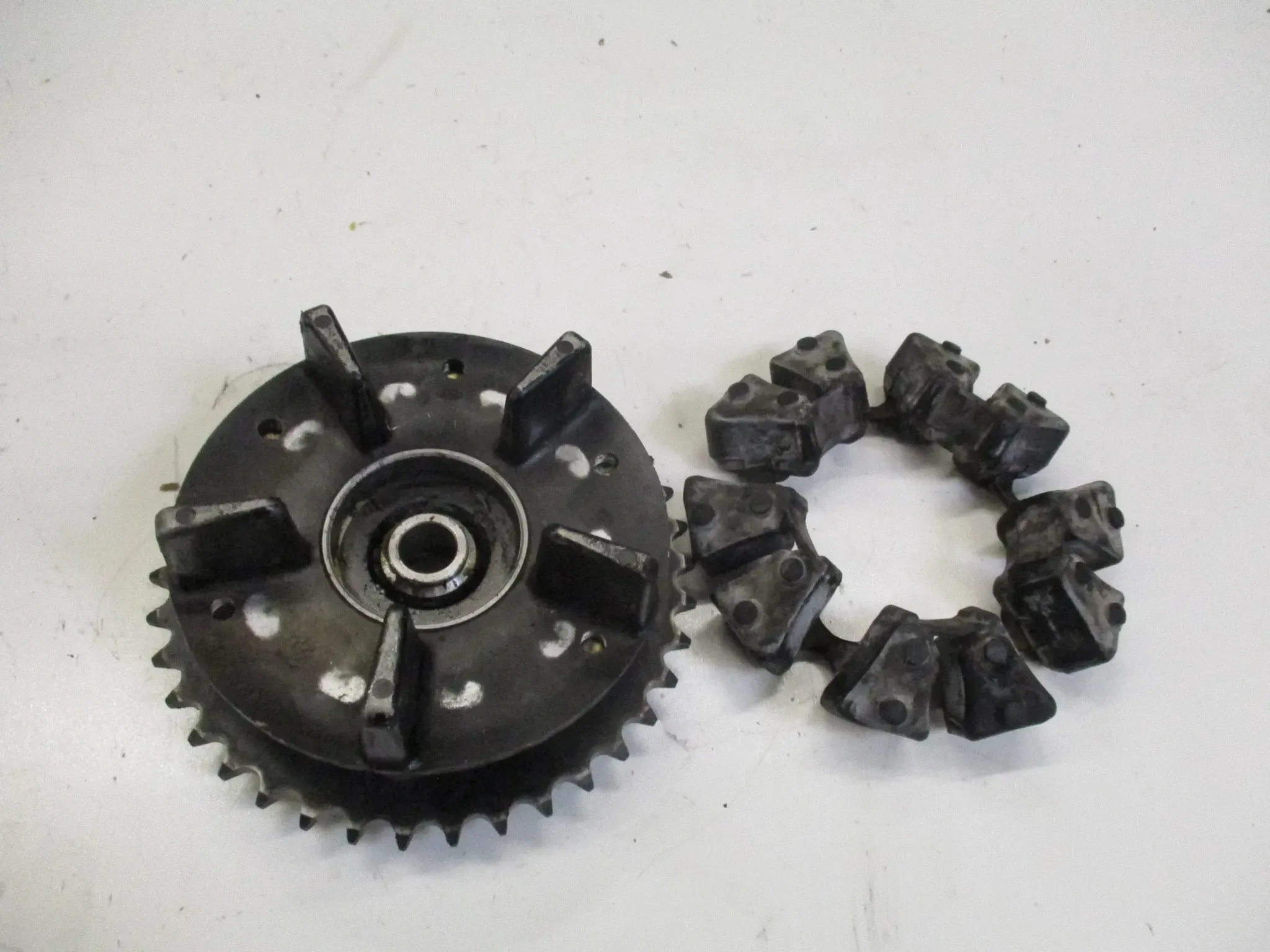 3. Kawasaki ZR-7 S ZR750F Kettenradträger mit Ruckdämpfer Gummi Antriebsgummi - Bild 1