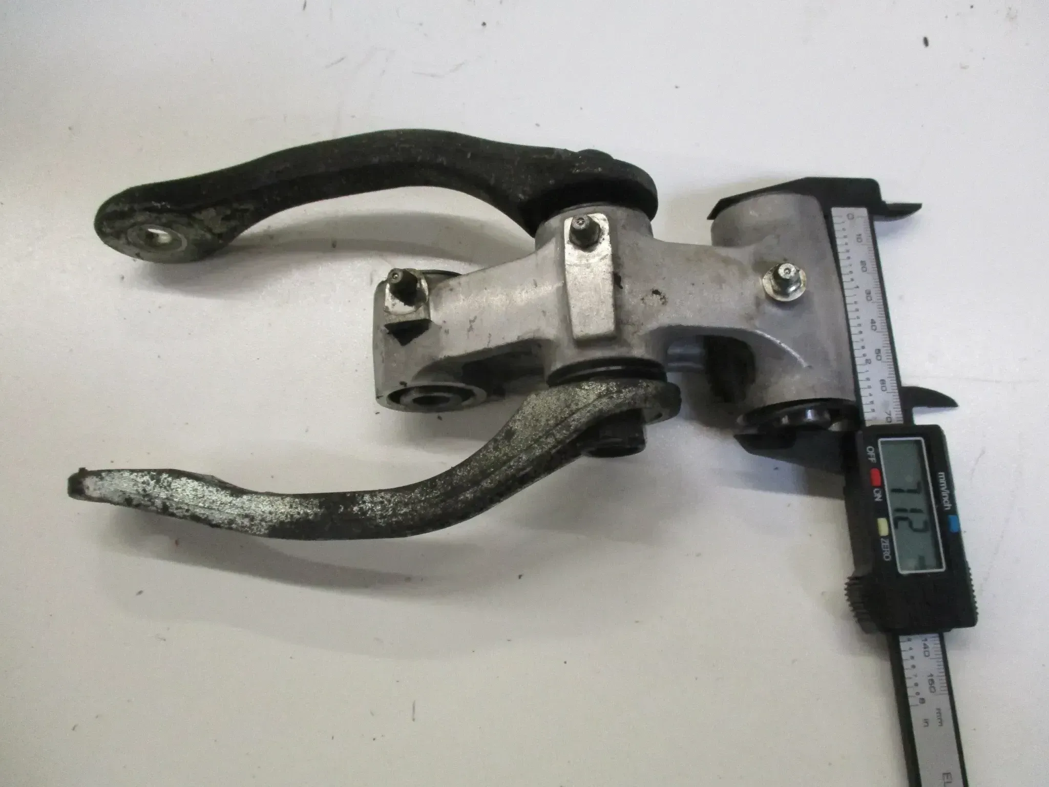 2. Kawasaki ZZR 1100 D ZXT10D ZZ-R Knochen Federbeinumlenkung Lager Stoßdämpfer - Bild 1