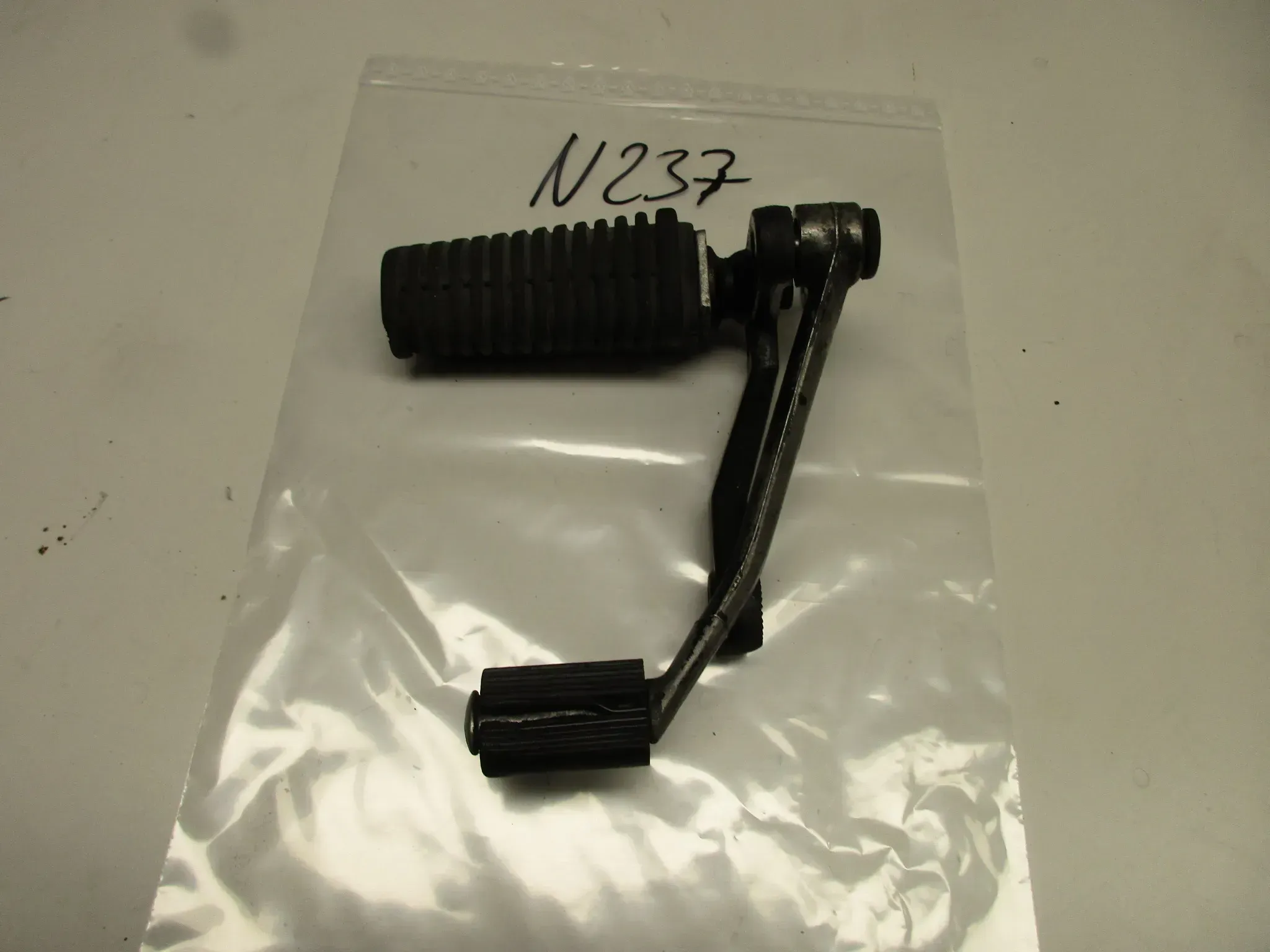 N237 BMW R65_75_90_100 Fahrerraste vorne links 1454887 Schalthebel Pedal - Bild 1