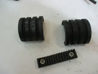 1. YAMAHA FZS 600 FAZER RJ02 Vibrationsdämpfer Gummi Tankgummi Rahmen Dämpfer - Bild 1