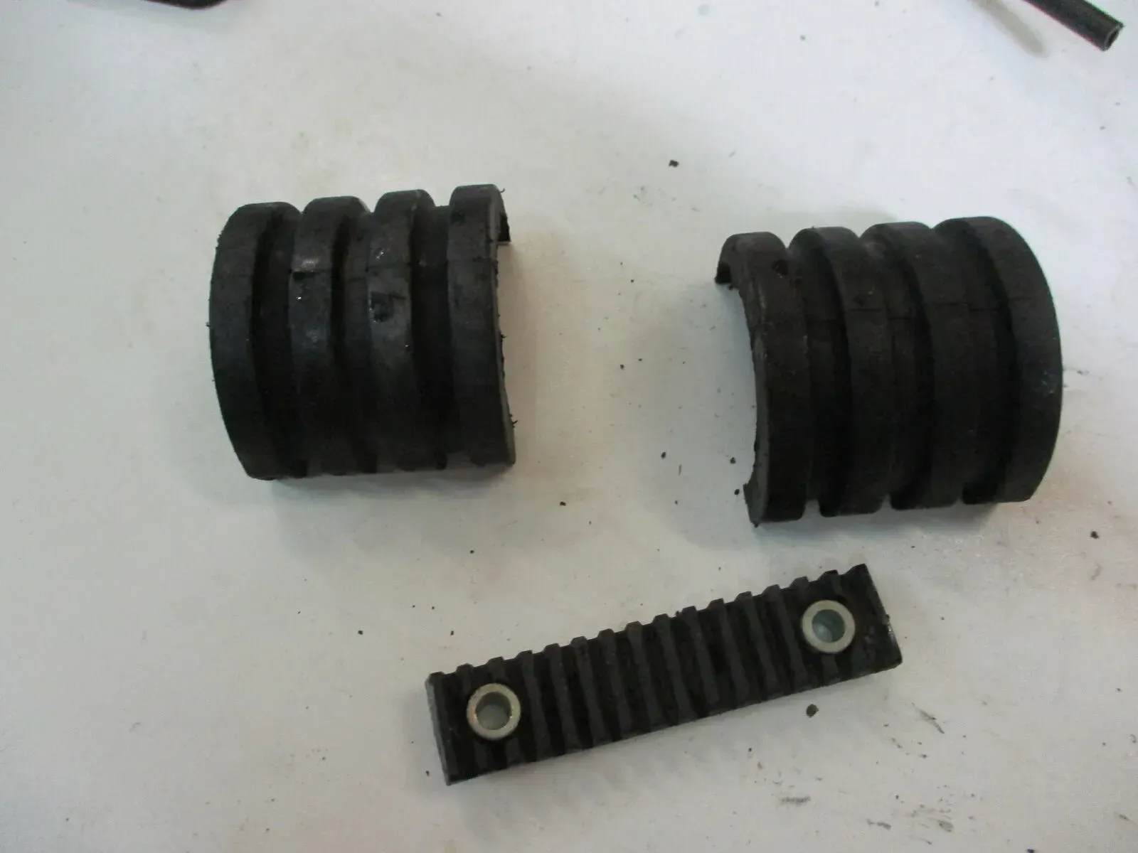 1. YAMAHA FZS 600 FAZER RJ02 Vibrationsdämpfer Gummi Tankgummi Rahmen Dämpfer - Bild 1