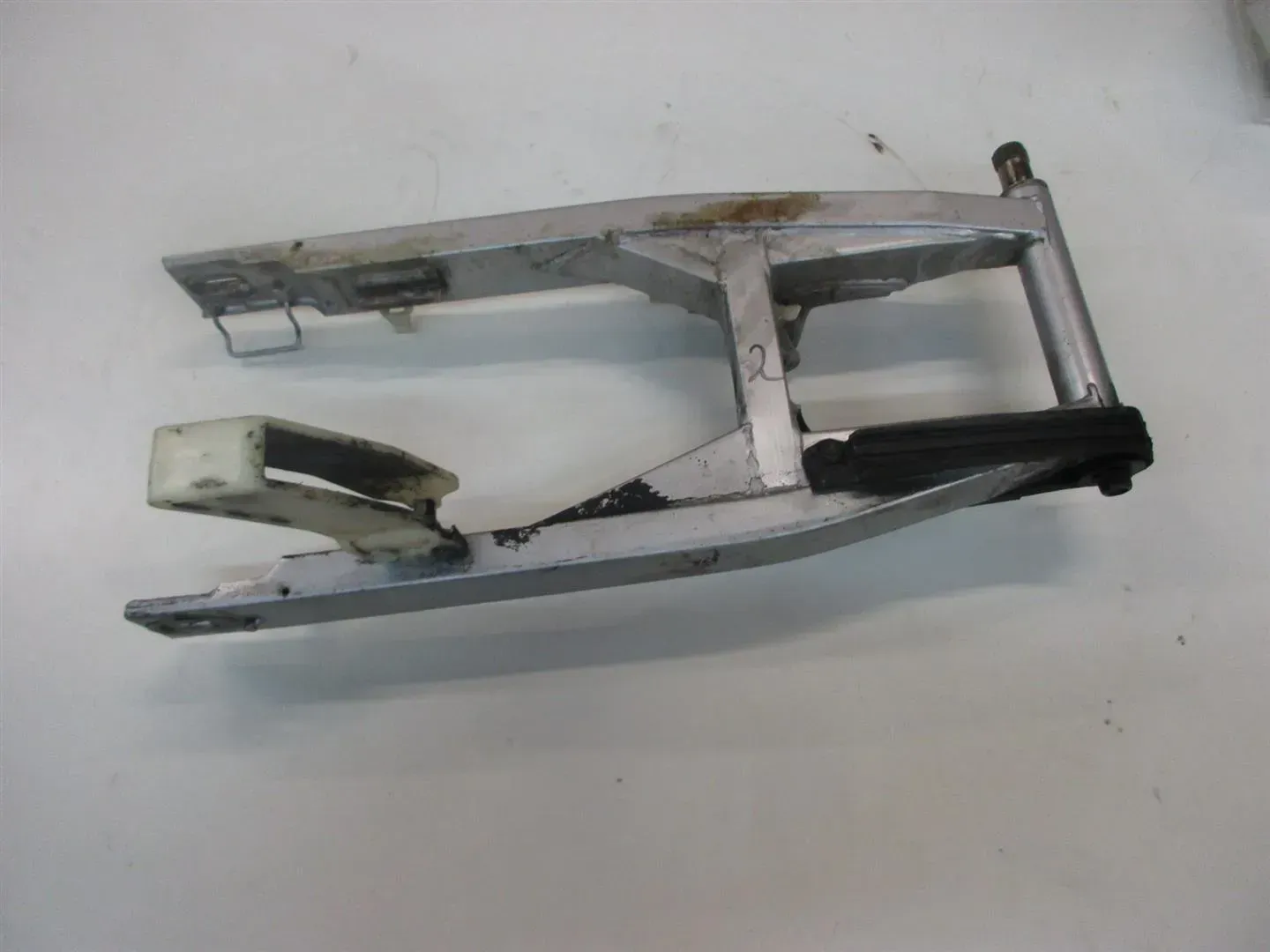SUZUKI DR 650 RSE SP43B SCHWINGE (2) HINTERRADAUFHÄNGUNG RAHMEN FEDERBEIN SWING - Bild 1