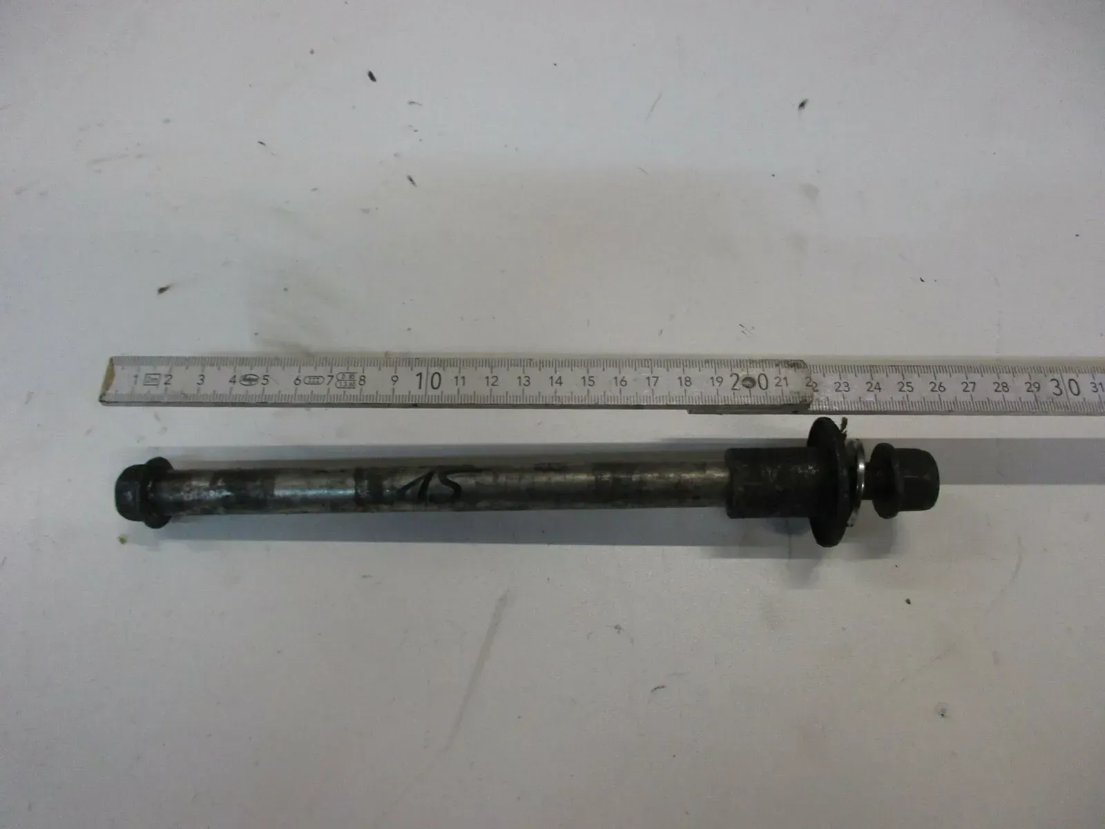 O2. Suzuki GSX 600 F GN72B Steckachse vorne Achse Vorderrad Felge wheel 15 mm - Bild 1