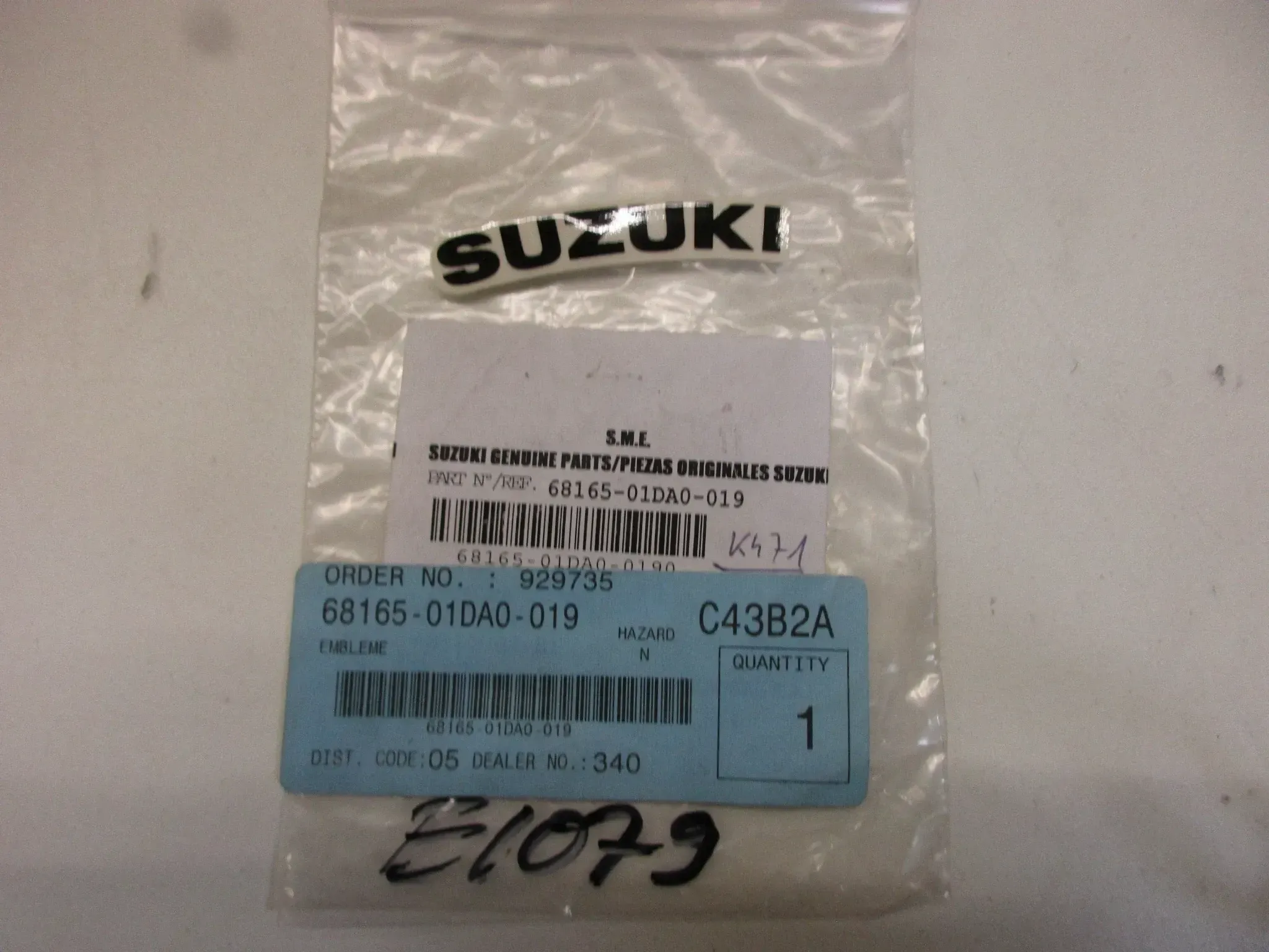 E1079. Suzuki GS 500 FU Aufkleber Dekor 68165-01DA0-019 Emblem Verkleidung Schriftzug - Bild 1