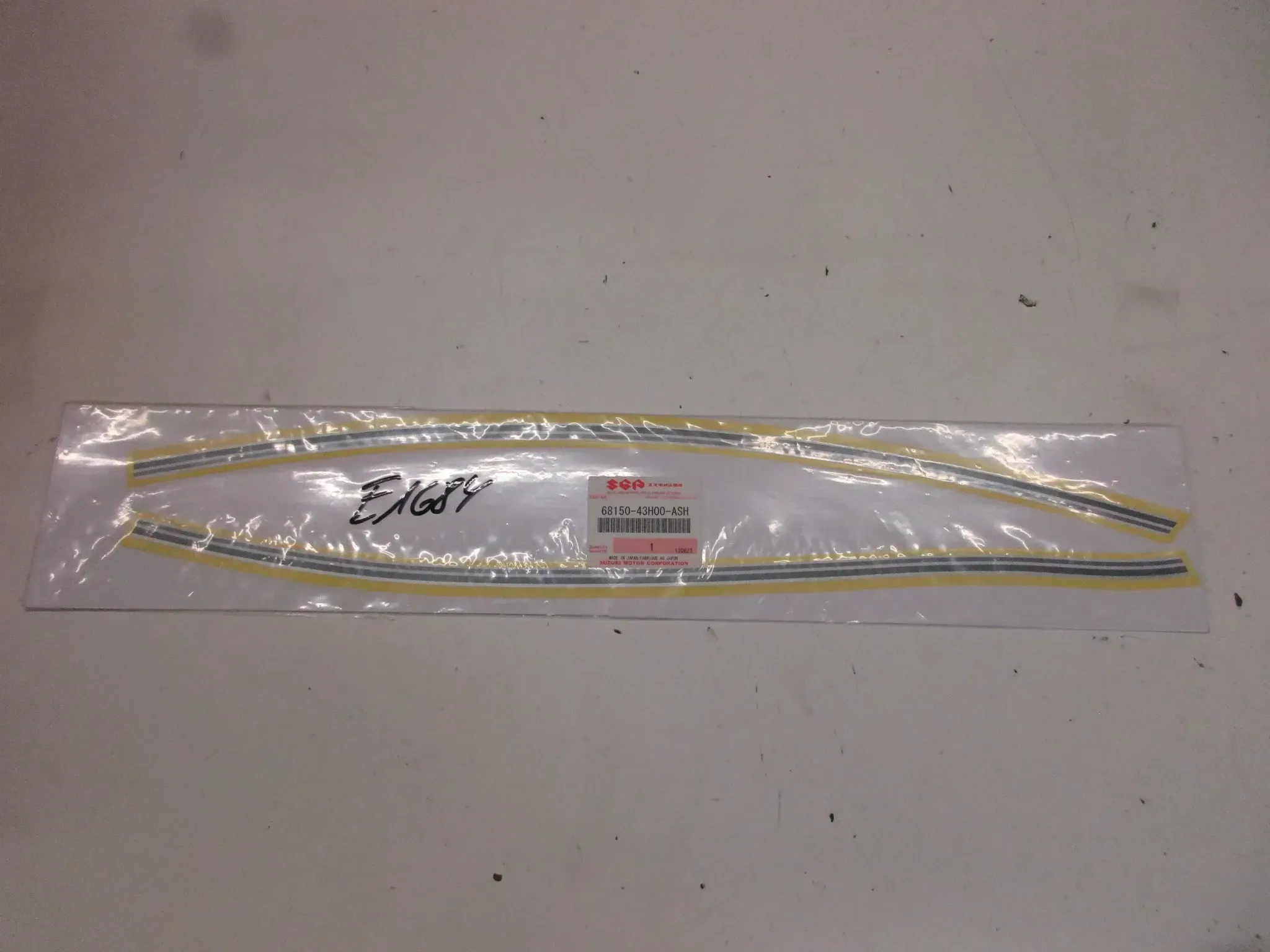 E1684. Suzuki VL 800 Aufkleber Dekor 68150-43H00-ASH Verkleidung Streifen Fender Logo - Bild 1