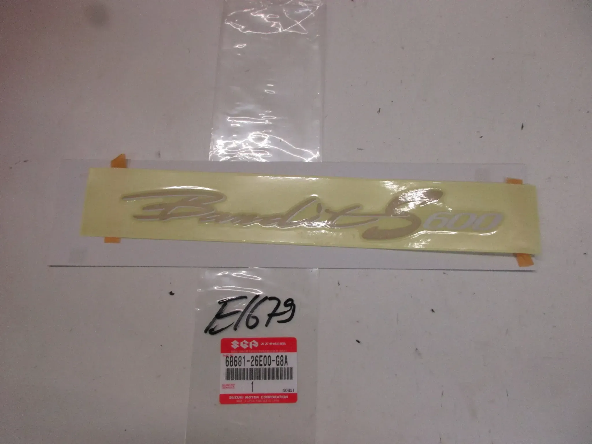 E1679. Suzuki GSF 600 S Bandit Aufkleber Dekor  68681-26E00-G8A Verkleidung Emblem Logo - Bild 1