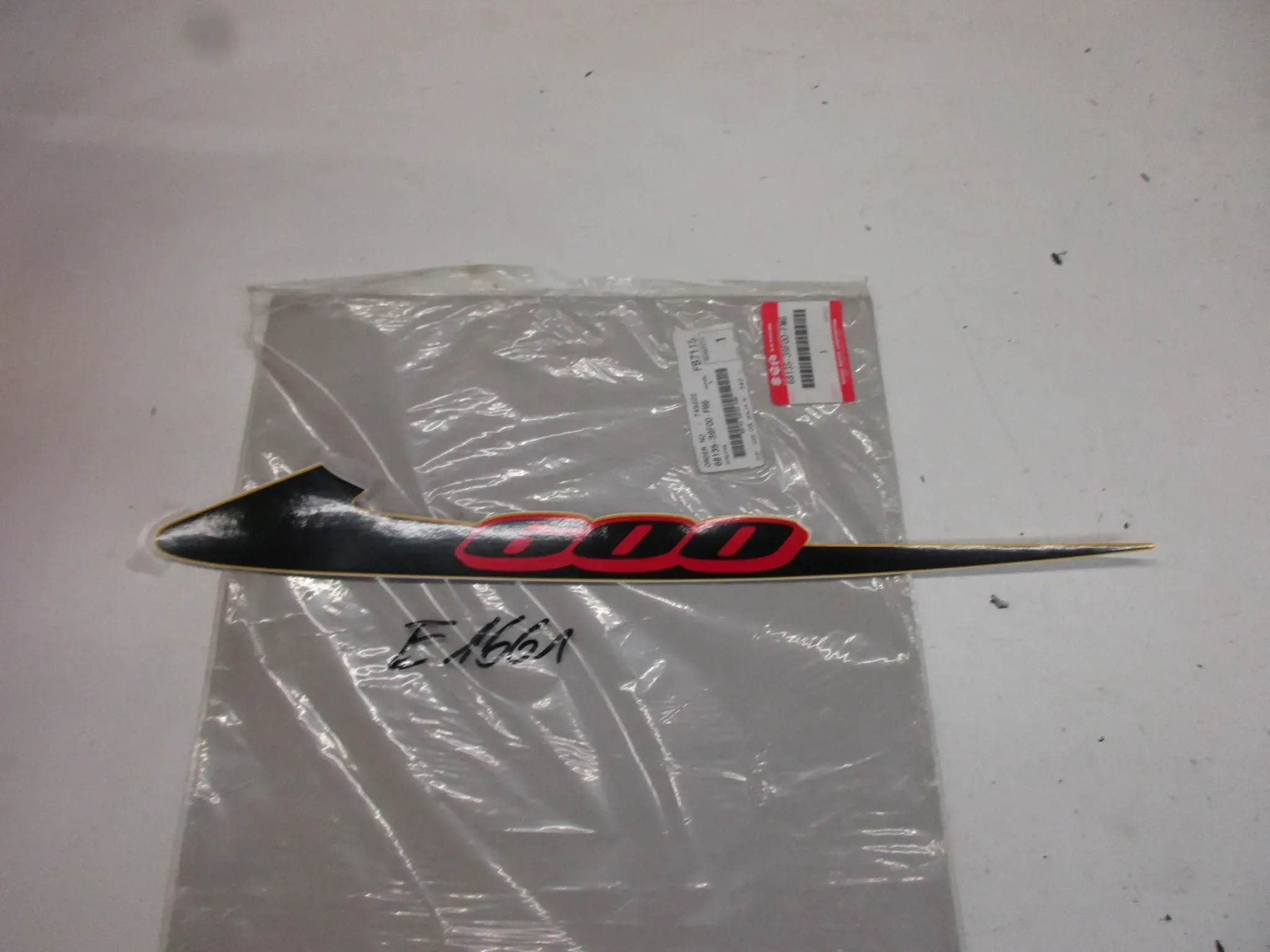 E1661. Suzuki GSX-600 Aufkleber Dekor 68135-39F00-FM6 Verkleidung rechts Emblem - Bild 1