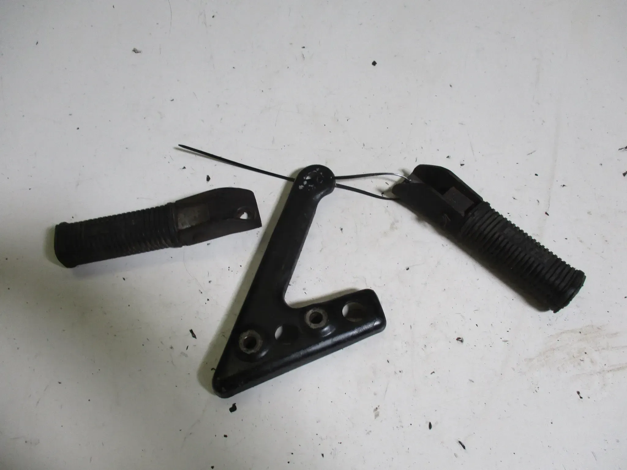 2. Honda FT 500 PC07 Flat Track Fußraste hinten links rechts mit Halter foot rest - Bild 1