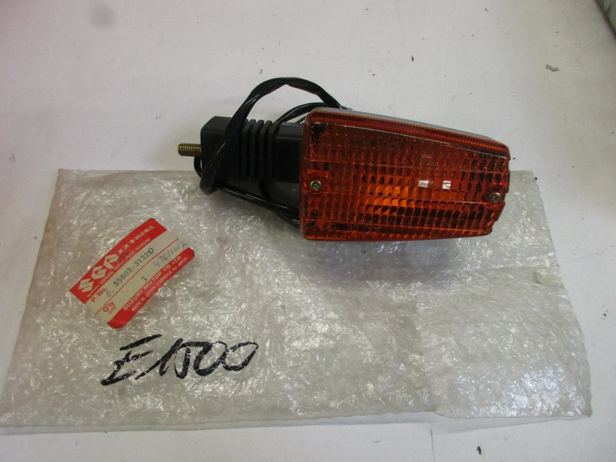 E1500. Suzuki GSX 550 ES Blinker vorne 35603-31321 links Original Blinkleuchte - Bild 1