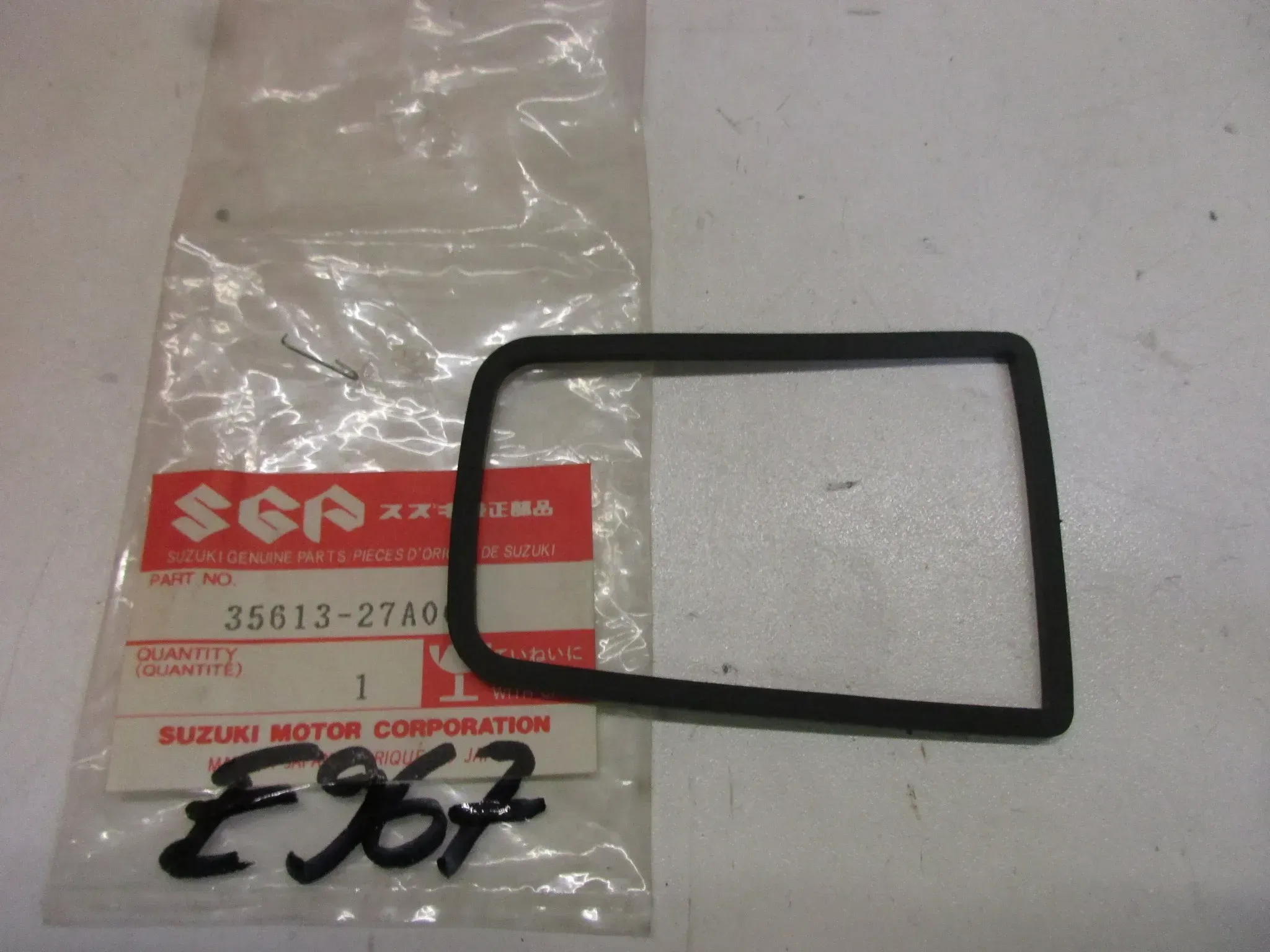 E967. Suzuki GSF 600 S Bandit Blinkerdichtung Dichtung 35613-27A00 Blinker seal - Bild 1