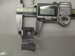 D2348 Yamaha XC 180 Riva Halter ET 25G-28322-00 Winkel Blech Fußraste rechts - Bild 4