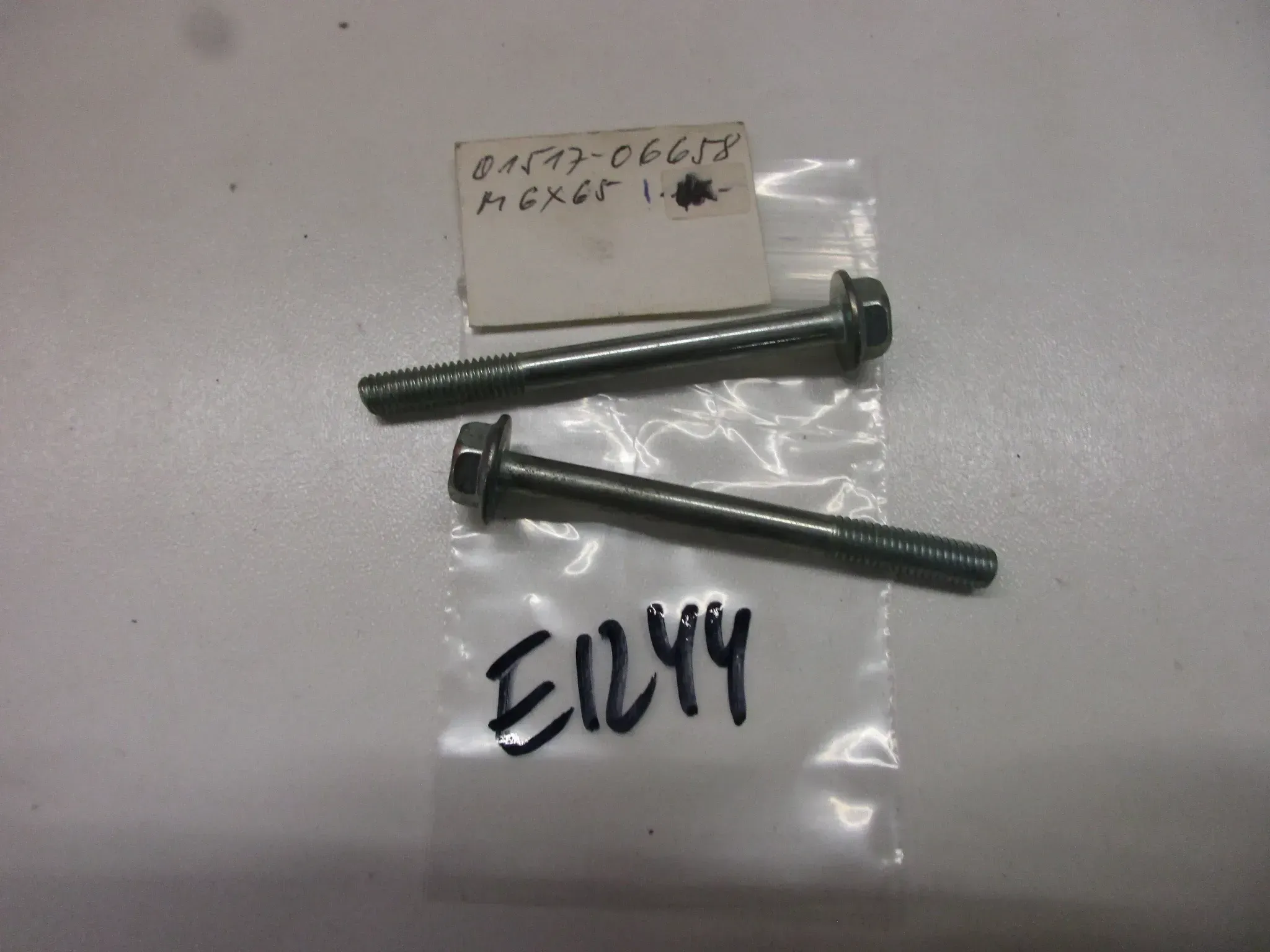 E1244 Suzuki SP 400 Schraube Bolzen 01517-06658 Rahmen M6 x 65 mm Verkleidung - Bild 1