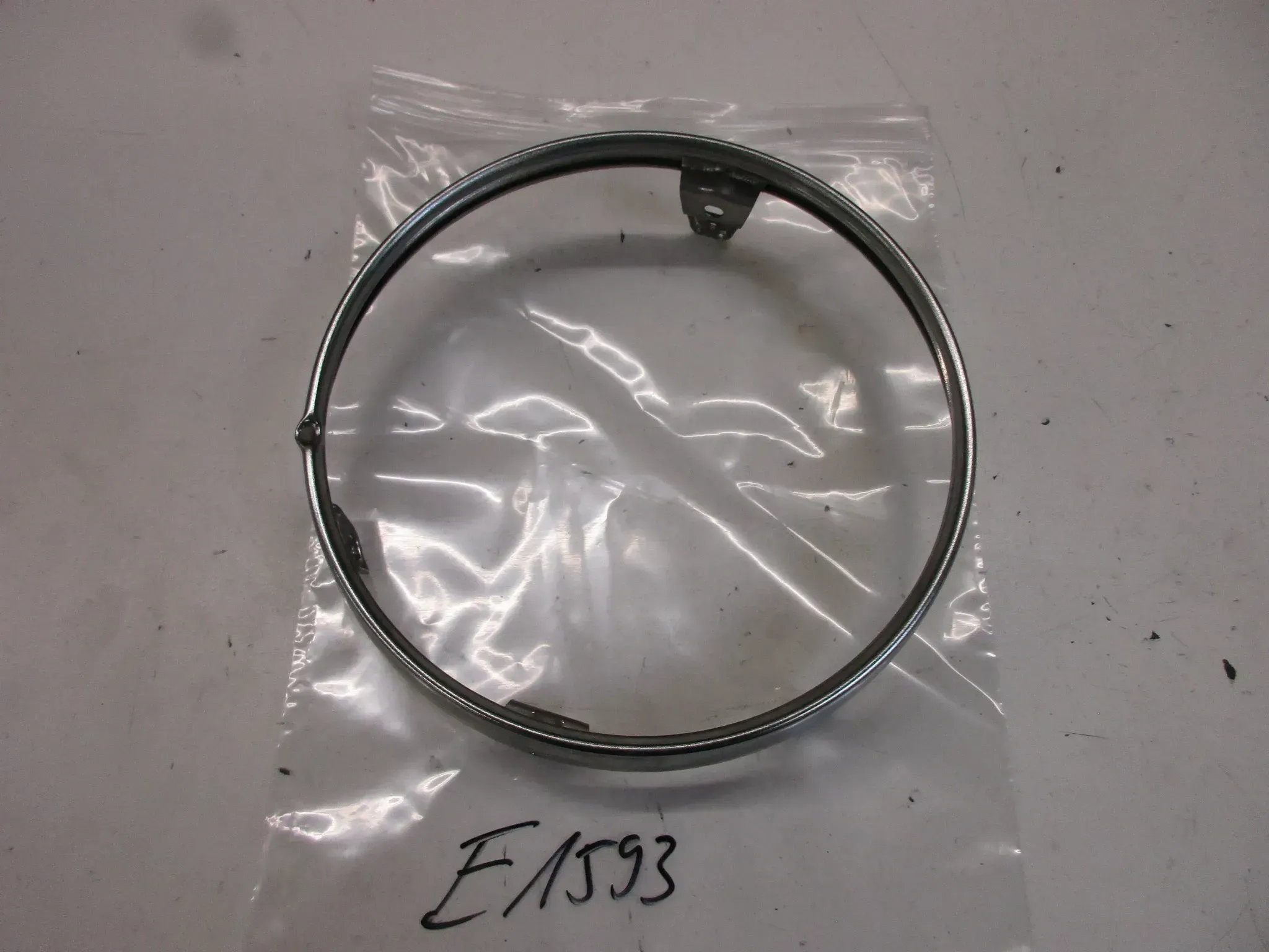 E1593. Suzuki GS 1000 Chromring Scheinwerfer 35127-45600 Zierring Gehäuse Blende - Bild 1
