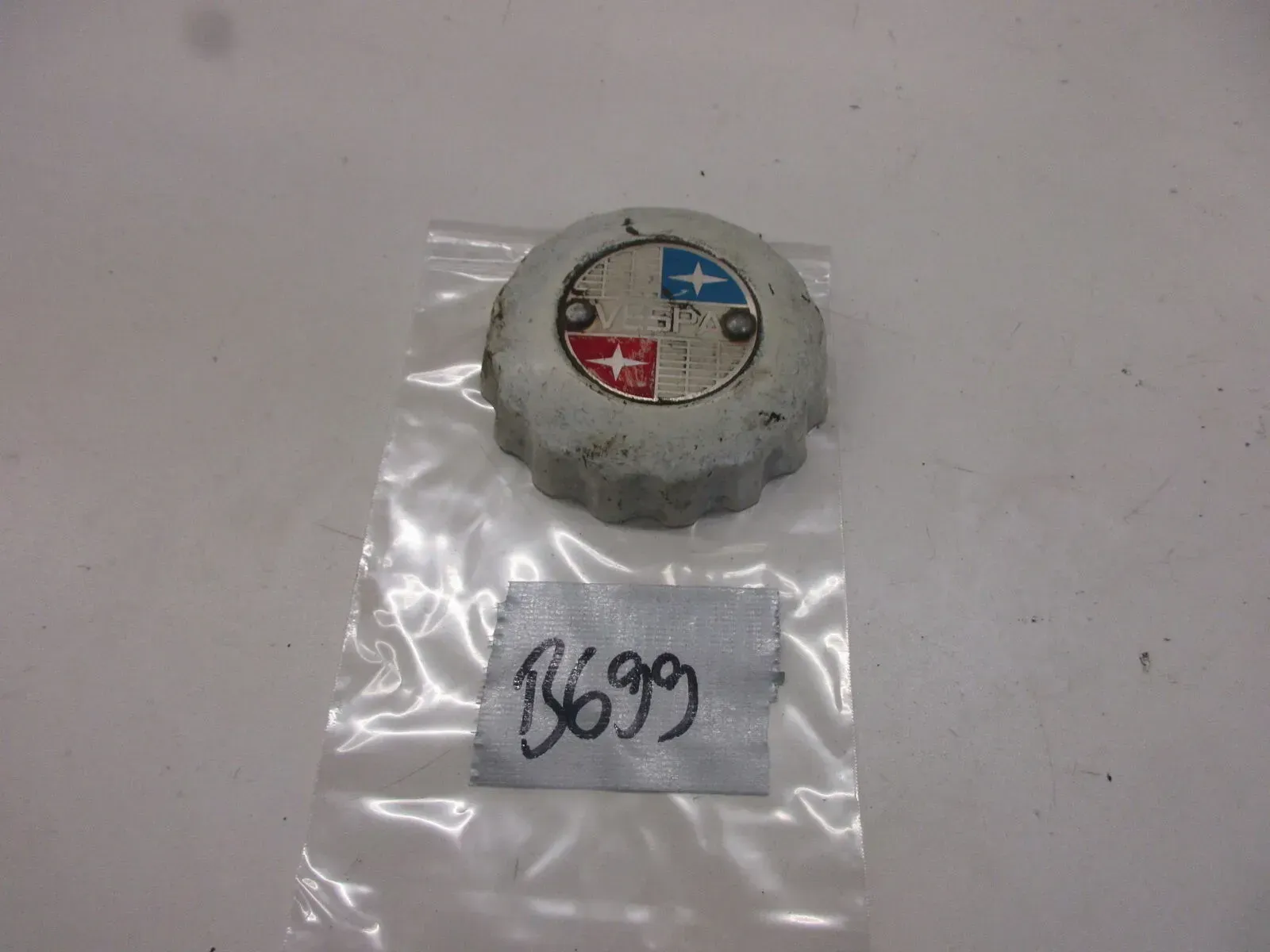 B699 Piaggio Vespa Tankdeckel Benzintank Tankverschluss Tank Tankkappe Deckel - Bild 1