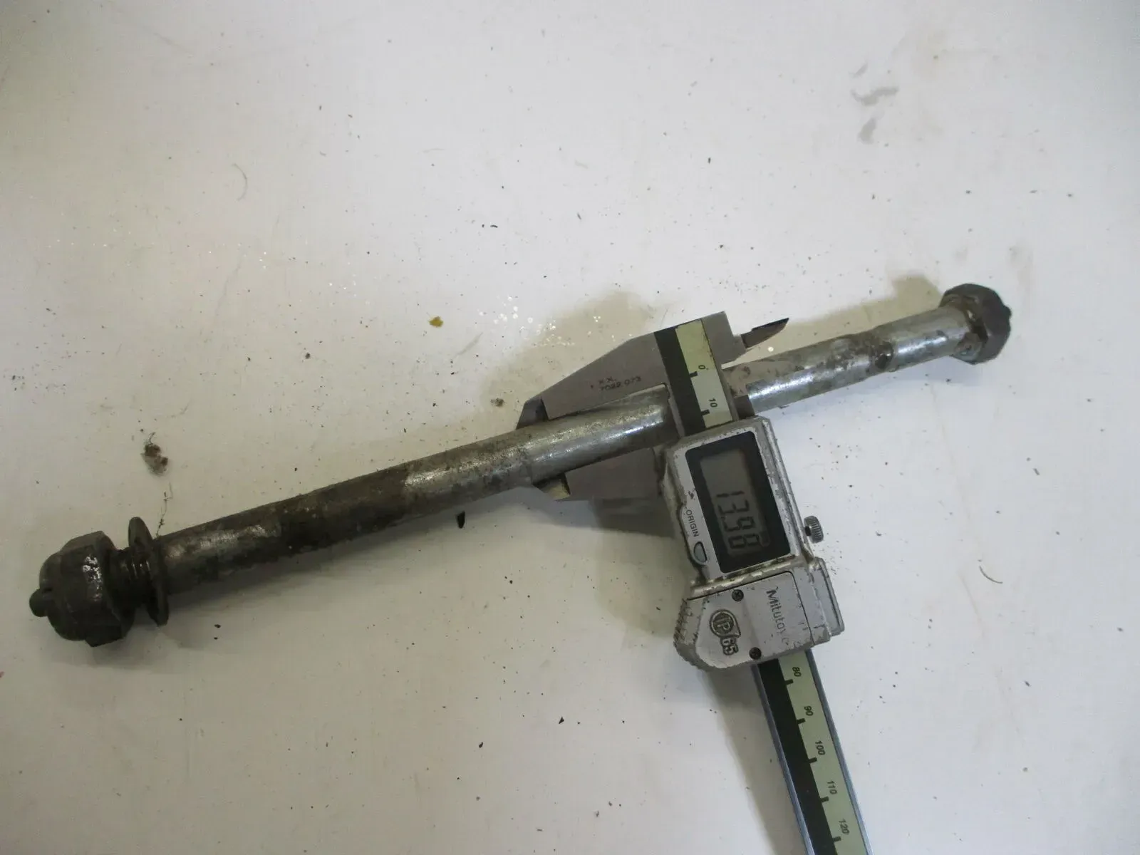 Honda CB 250 K 1 Bj.71 Schwingenachse 14 mm Achse axle swing arm Schmiernippel - Bild 1