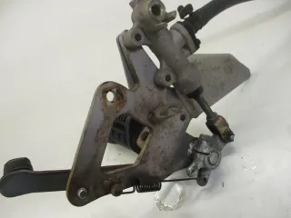 12. Suzuki GS 500 E GM51B Fußraste vorne rechts Fußrastenhalter Bremspumpe Brems - Bild 4