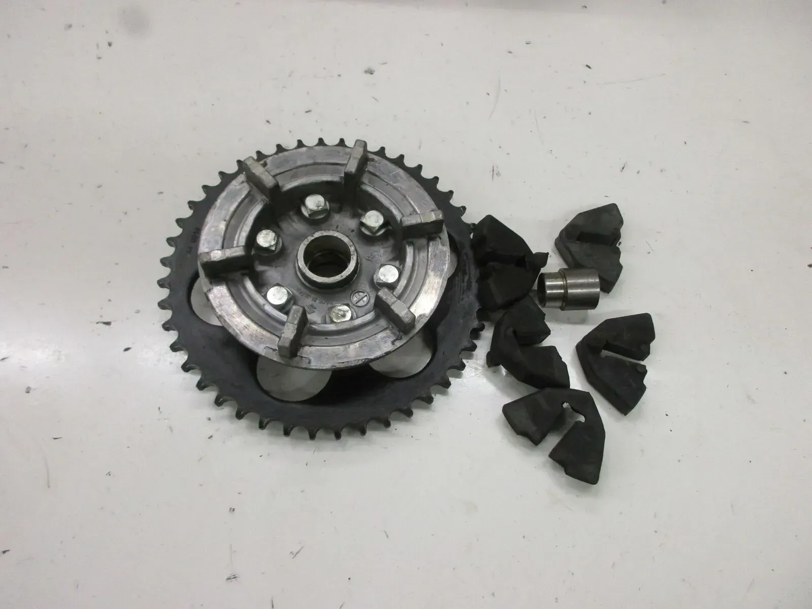 Suzuki GSX 400 E_S GK 53 C Kettenradträger mit Ruckdämpfer (2) Anrtriebsgummi - Bild 1