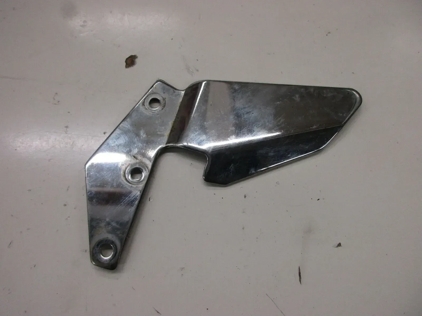 3. Suzuki GS 500 E GM 51 B Fersenschutz rechts Fußraste Fußrastenbrücke Blende - Bild 1