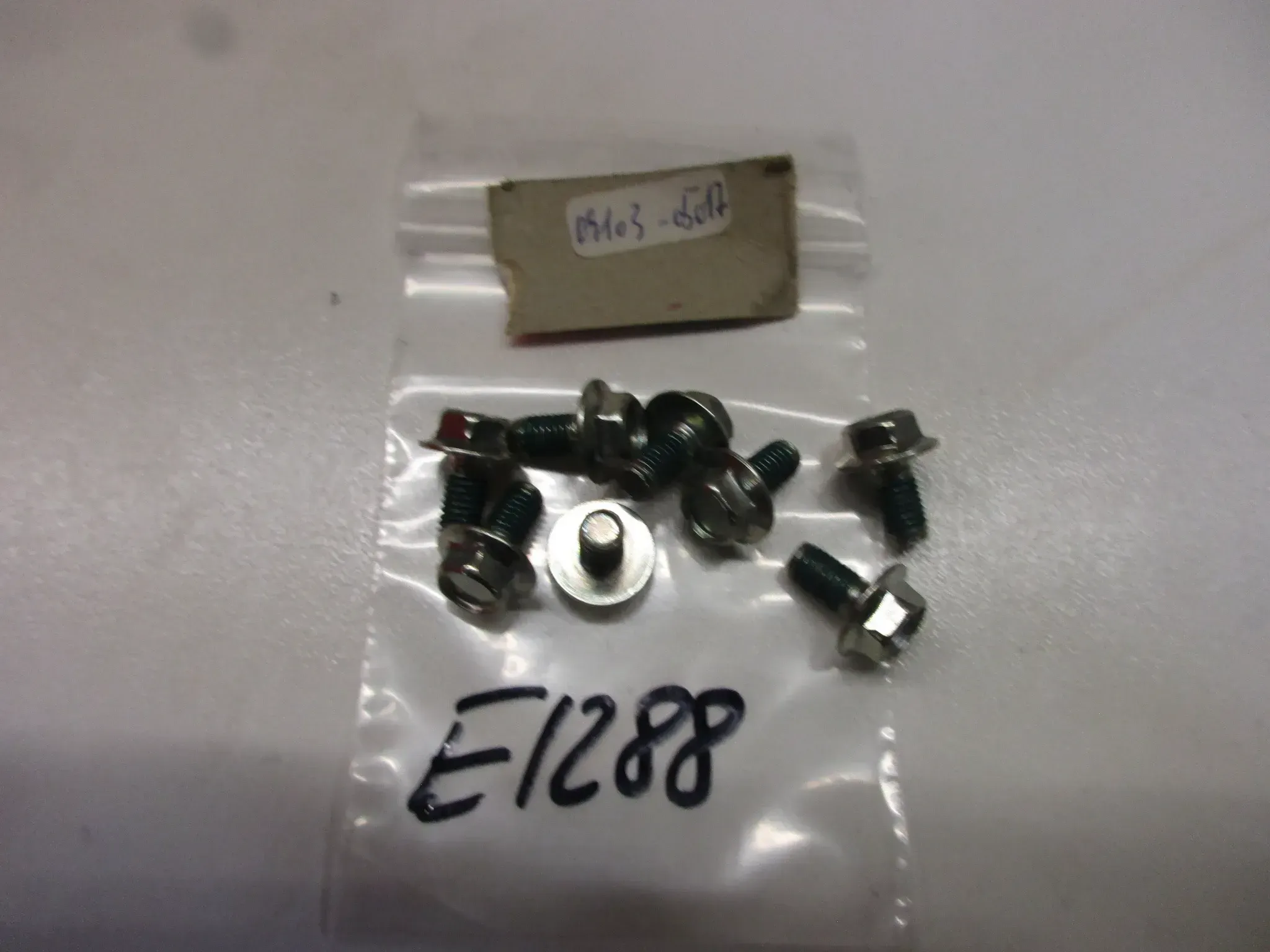 E1288 Suzuki Suzuki LT-A 500 F Schrauben Tankgeber 09103-05017 Benzinpumpe Tank M5 mm - Bild 1