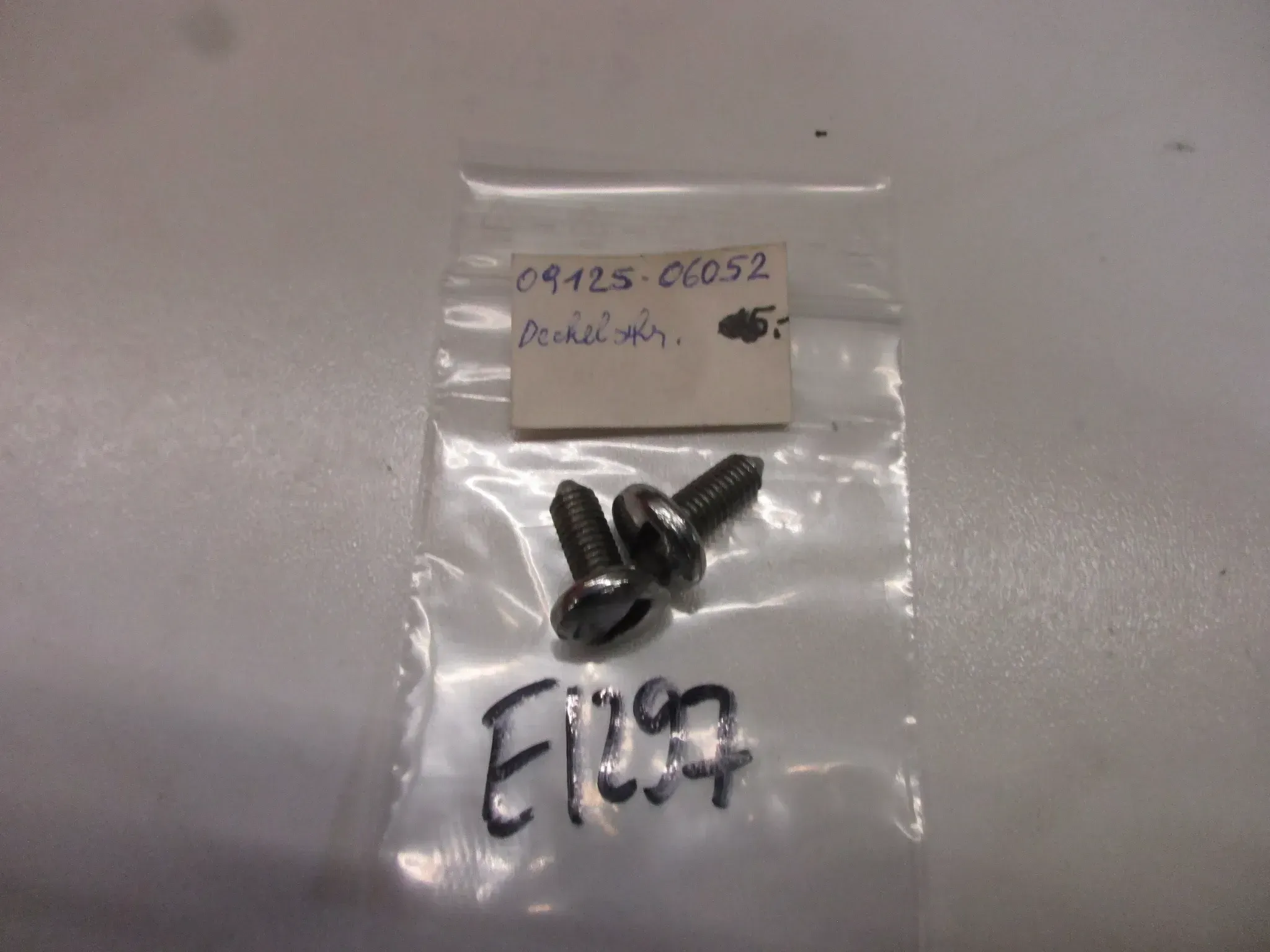E1297 Suzuki GSX-R 750_1100 Schrauben Verkleidung 09125-06052 Rahmen M6 mm bolt - Bild 1