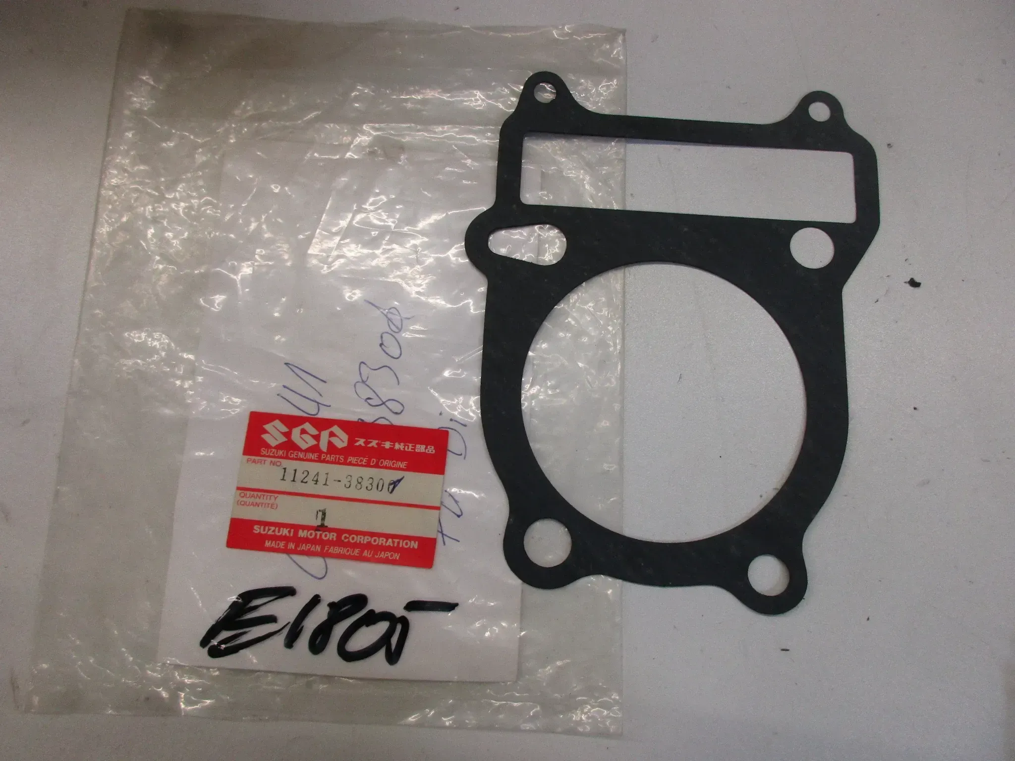 E1805. Suzuki GN 250 Dichtung Zylinderfußdichtung 11241-38301 Motordichtung - Bild 1