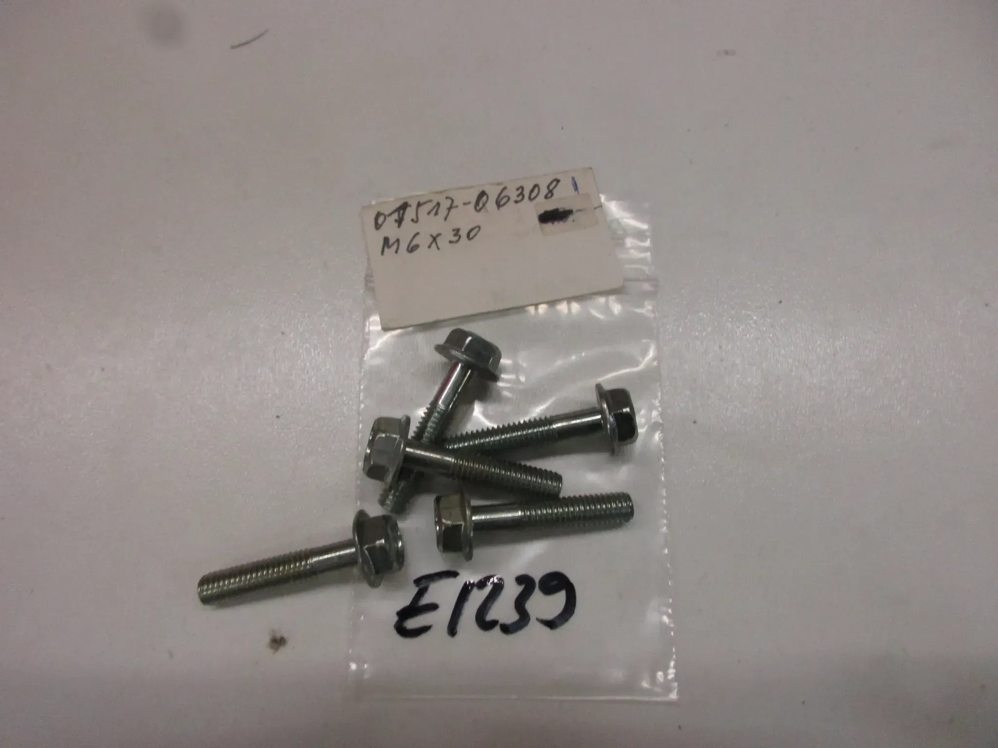 E1239 Suzuki Schrauben Bolzen M6 x 30 mm 01517-06308 Schwinge Rahmen Halter - Bild 1