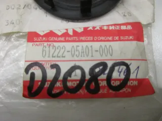 E2080 Suzuki GV 1200_1400 Stopfen 61222-05A01 Verkleidung Deckel Schwinge Blende - Bild 4