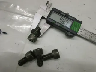 A123. Suzuki VL 1500 Schraube für Bremssattel hinten Bremse bolt 07130-10203 - Bild 4