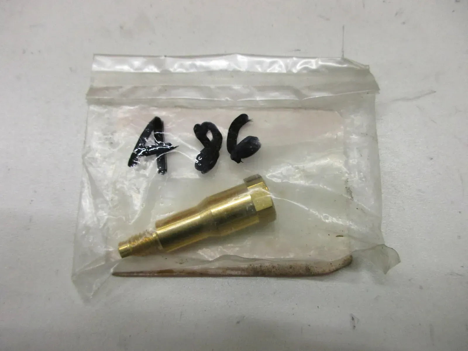 A86. Suzuki GSF 600 S Vergaseradapter Schraube Bolzen Hülse Halter 13613-26E70 - Bild 1