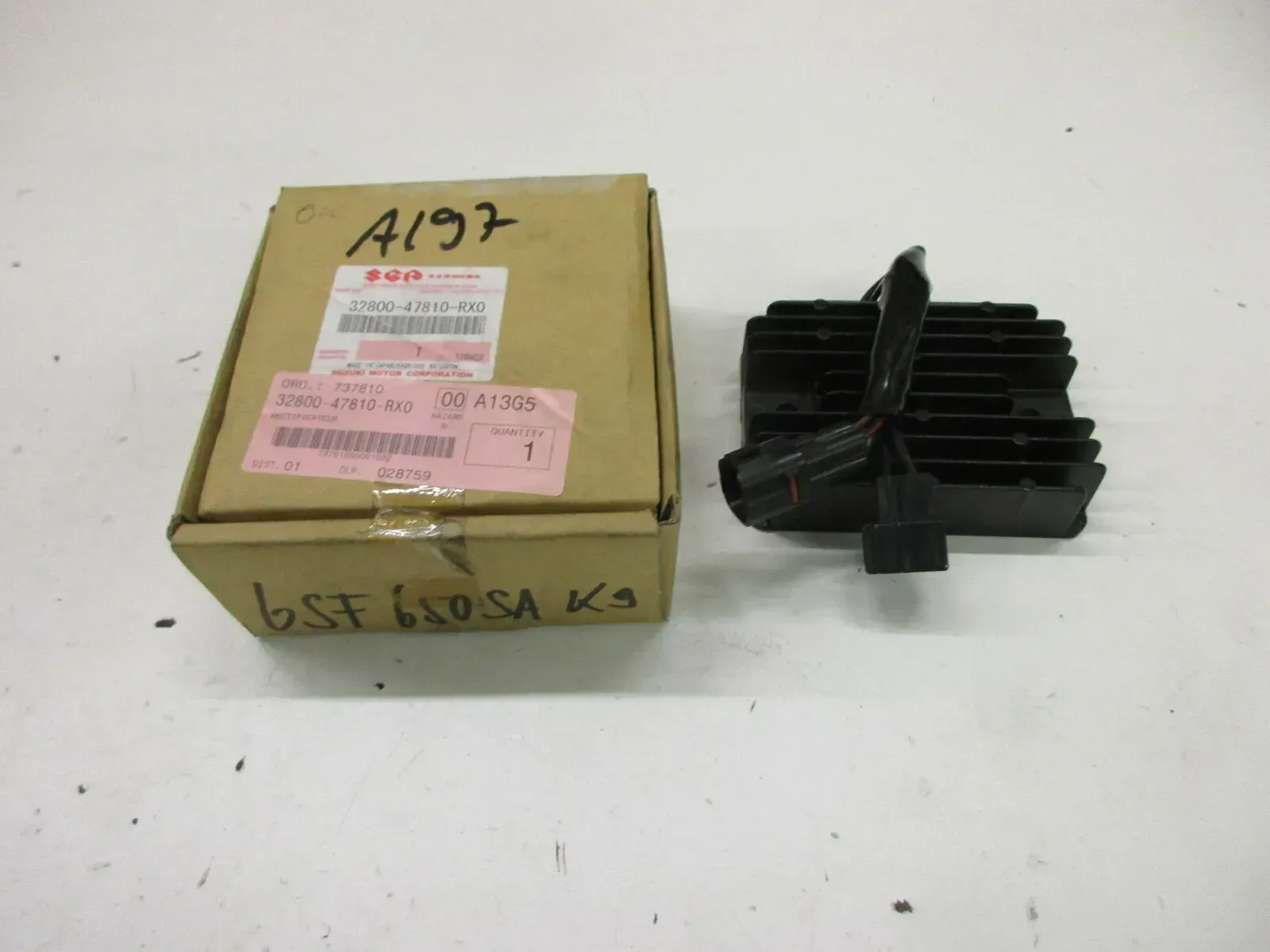 A197. Suzuki GSF 650 Gleichrichter Spannungsregler Lichtmaschine 32800-47810-RX0 - Bild 1